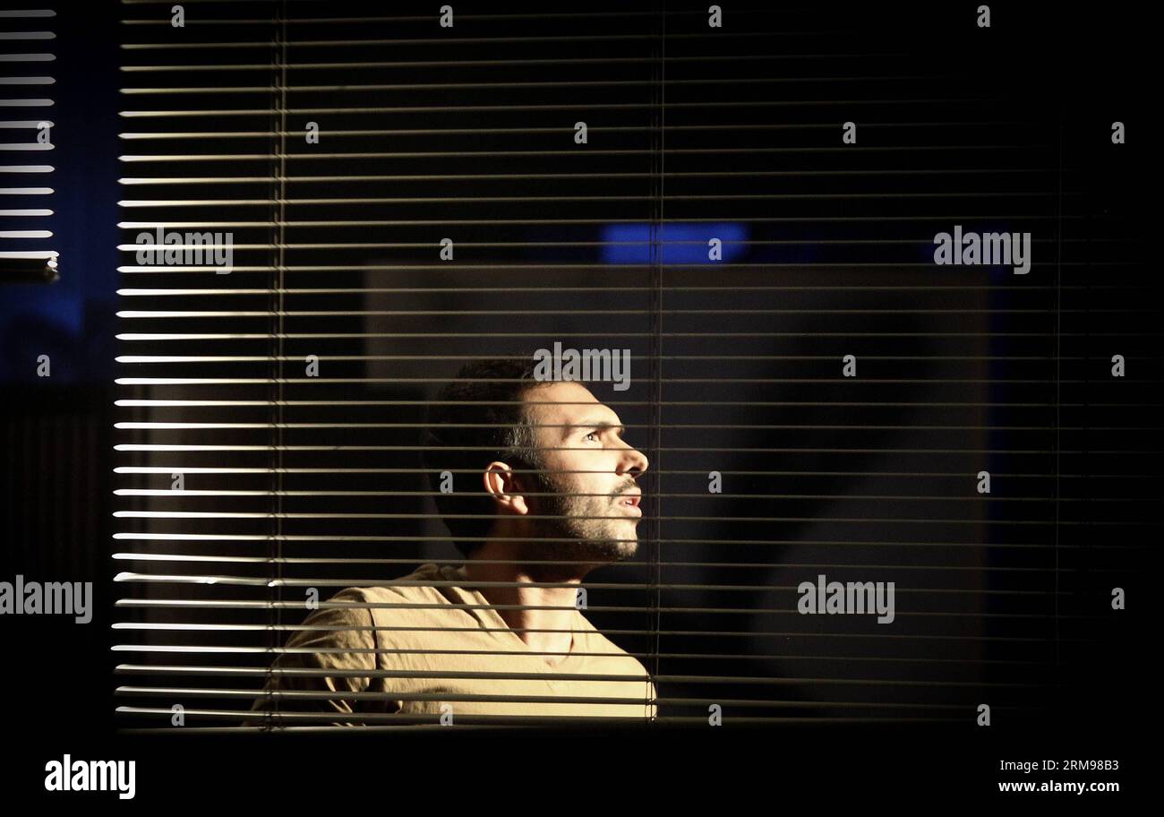 Uno studente iraniano si esibisce durante il 17th International Student Theater Festival a Teheran, capitale dell'Iran, l'11 maggio 2014. Il festival di otto giorni ha aperto qui il 10 maggio. (Xinhua/Ahmad Halabisaz)(zhf) IRAN-TEHERAN-STUDENT-THEATER-FESTIVAL PUBLICATIONxNOTxINxCHN to Iranian Student si esibisce durante il 17th International Student Theatre Festival a TEHERAN capitale dell'Iran 11 maggio 2014 il Festival degli otto giorni ha aperto qui IL 10 maggio XINHUA Ahmad Halabisaz Iran TEHERAN Student Theatre Festival PUBLICATIONXNOTXINCHN Foto Stock