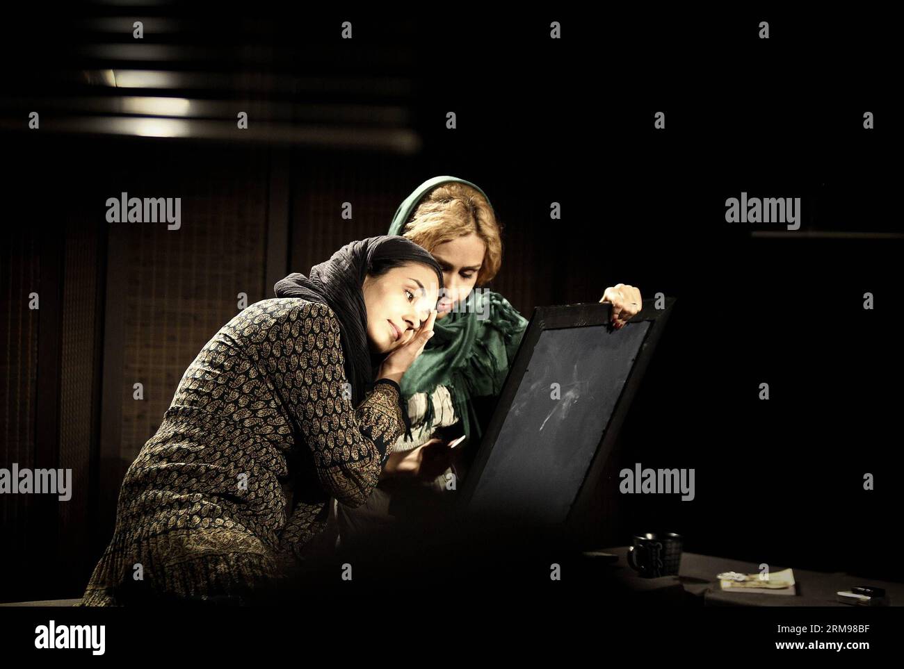 Gli studenti iraniani si esibiscono durante il 17° Festival Internazionale del Teatro studentesco a Teheran, capitale dell'Iran, l'11 maggio 2014. Il festival di otto giorni ha aperto qui il 10 maggio. (Xinhua/Ahmad Halabisaz)(zhf) IRAN-TEHERAN-STUDENT-THEATER-FESTIVAL PUBLICATIONxNOTxINxCHN studenti iraniani si esibiscono durante il 17° Festival Internazionale del Teatro studentesco a TEHERAN capitale dell'Iran 11 maggio 2014 il Festival degli otto giorni ha aperto qui IL 10 maggio XINHUA Ahmad Halabisaz Iran TEHERAN Student Theatre Festival PUBLICATIONxNOTxINCHN Foto Stock