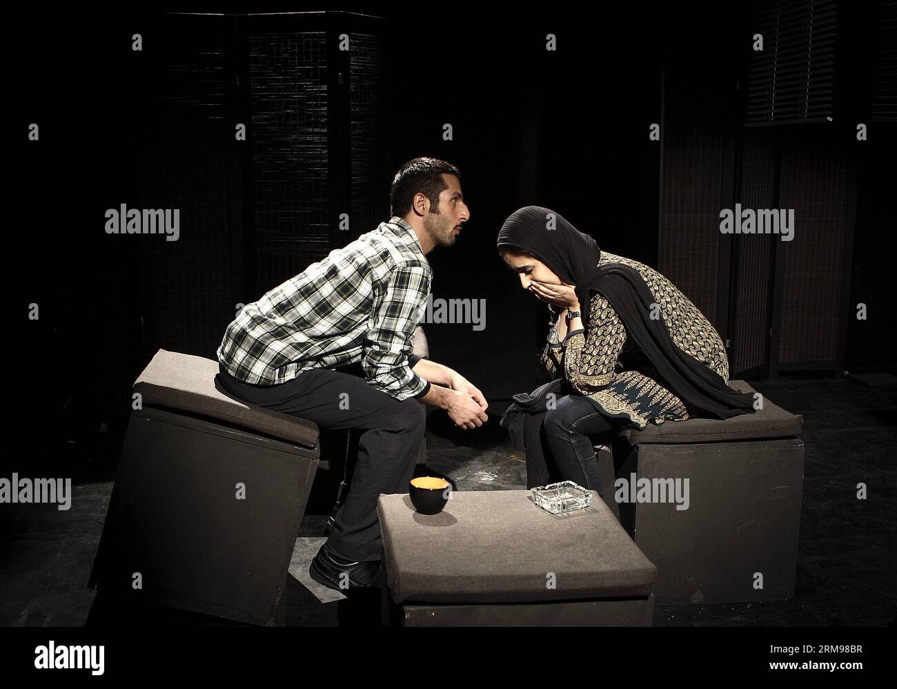 Gli studenti iraniani si esibiscono durante il 17° Festival Internazionale del Teatro studentesco a Teheran, capitale dell'Iran, l'11 maggio 2014. Il festival di otto giorni ha aperto qui il 10 maggio. (Xinhua/Ahmad Halabisaz)(zhf) IRAN-TEHERAN-STUDENT-THEATER-FESTIVAL PUBLICATIONxNOTxINxCHN studenti iraniani si esibiscono durante il 17° Festival Internazionale del Teatro studentesco a TEHERAN capitale dell'Iran 11 maggio 2014 il Festival degli otto giorni ha aperto qui IL 10 maggio XINHUA Ahmad Halabisaz Iran TEHERAN Student Theatre Festival PUBLICATIONxNOTxINCHN Foto Stock