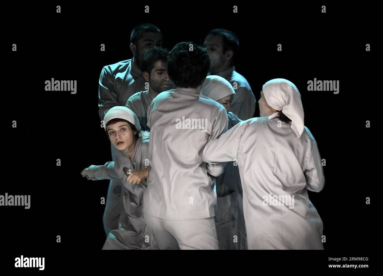 Gli studenti iraniani si esibiscono durante il 17° Festival Internazionale del Teatro studentesco a Teheran, capitale dell'Iran, l'11 maggio 2014. Il festival di otto giorni ha aperto qui il 10 maggio. (Xinhua/Ahmad Halabisaz)(zhf) IRAN-TEHERAN-STUDENT-THEATER-FESTIVAL PUBLICATIONxNOTxINxCHN studenti iraniani si esibiscono durante il 17° Festival Internazionale del Teatro studentesco a TEHERAN capitale dell'Iran 11 maggio 2014 il Festival degli otto giorni ha aperto qui IL 10 maggio XINHUA Ahmad Halabisaz Iran TEHERAN Student Theatre Festival PUBLICATIONxNOTxINCHN Foto Stock