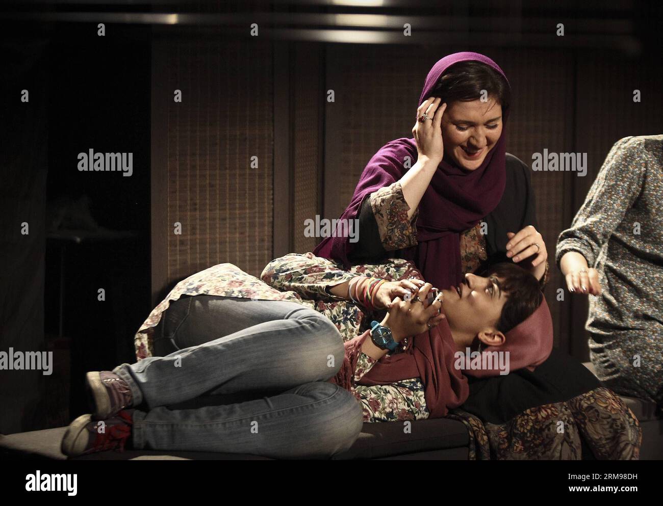 Gli studenti iraniani si esibiscono durante il 17° Festival Internazionale del Teatro studentesco a Teheran, capitale dell'Iran, l'11 maggio 2014. Il festival di otto giorni ha aperto qui il 10 maggio. (Xinhua/Ahmad Halabisaz)(zhf) IRAN-TEHERAN-STUDENT-THEATER-FESTIVAL PUBLICATIONxNOTxINxCHN studenti iraniani si esibiscono durante il 17° Festival Internazionale del Teatro studentesco a TEHERAN capitale dell'Iran 11 maggio 2014 il Festival degli otto giorni ha aperto qui IL 10 maggio XINHUA Ahmad Halabisaz Iran TEHERAN Student Theatre Festival PUBLICATIONxNOTxINCHN Foto Stock