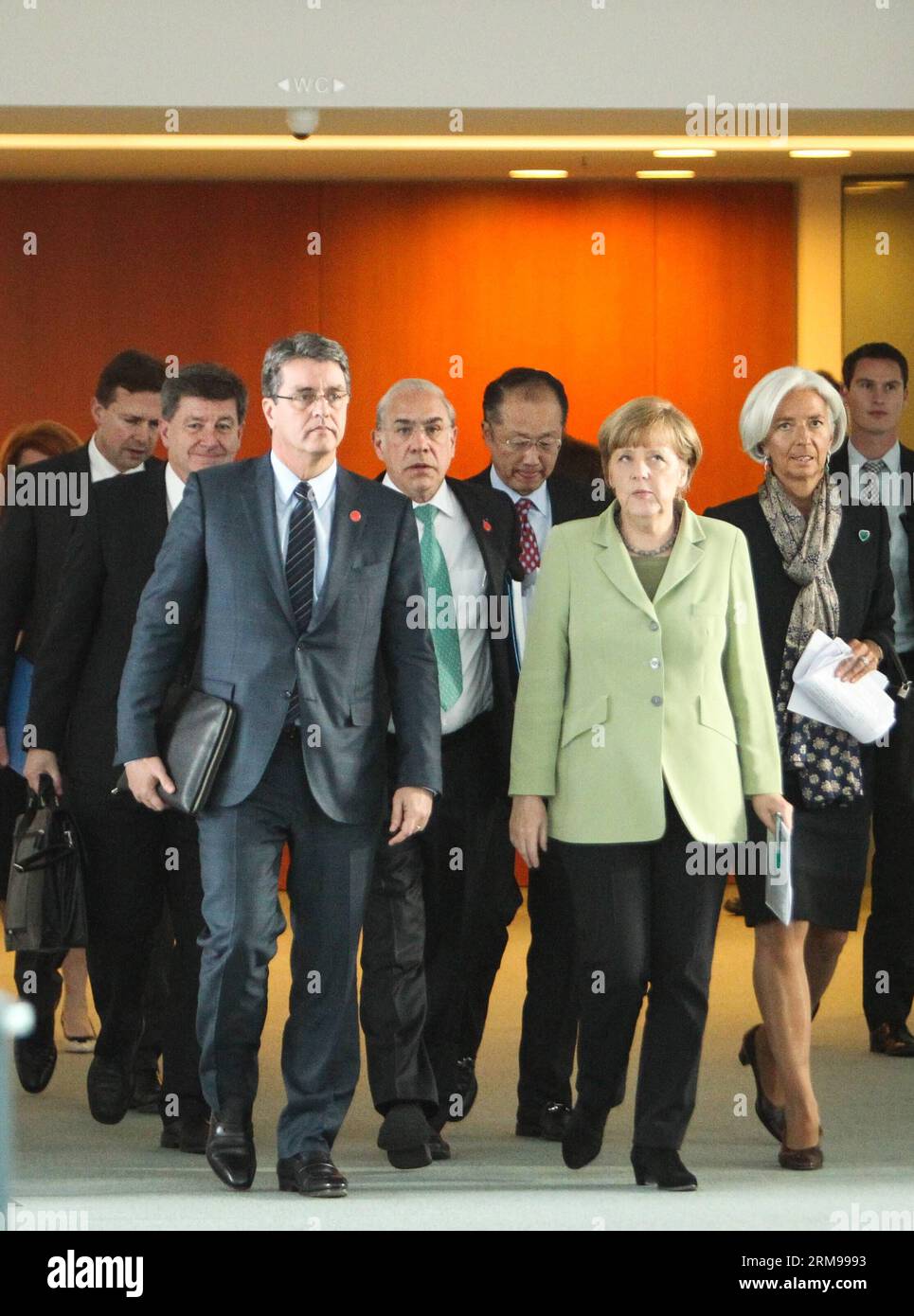 (140513) -- BERLINO, 13 maggio 2014 (Xinhua) -- Cancelliere tedesco Angela Merkel (fronte R), Direttore generale dell'Organizzazione mondiale del commercio (OMC) Roberto Azevedo (fronte L), Direttore generale dell'Organizzazione internazionale del lavoro (OIL) Guy Ryder (seconda fila, L), Segretario generale dell'Organizzazione per la cooperazione e lo sviluppo economico (OCSE) Angel Gurria (2a fila, C), il presidente del gruppo della Banca Mondiale Jim Yong Kim (3a R) e l'amministratore delegato del Fondo monetario internazionale (FMI) Christine Lagarde (1a R) arrivano per una conferenza stampa congiunta dopo un incontro alla Cancelleria di Berlino, Germania, su M Foto Stock