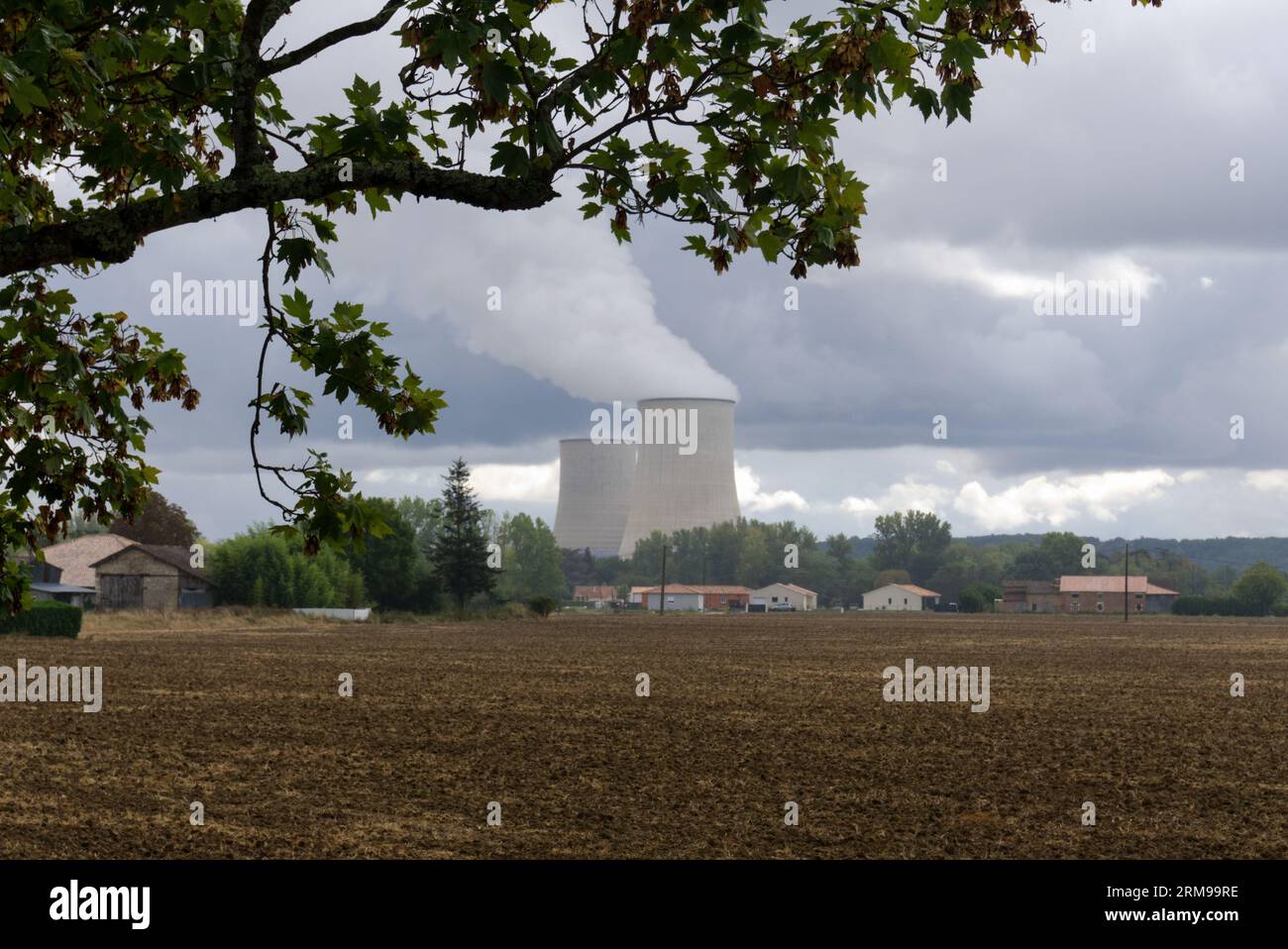 Centrale nucleare da qualche parte in Francia. Sky è buio e drammatico. Spazio per il copyright disponibile. Foto Stock
