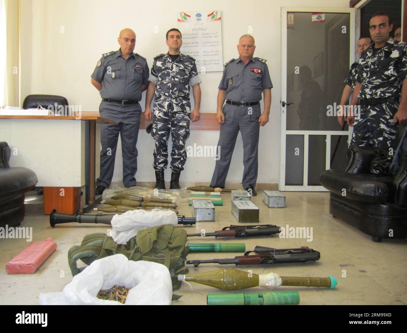 (140514) -- TRIPOLI (LIBANO), 14 maggio 2014 (Xinhua) -- foto scattata il 14 maggio 2014 mostra le armi sequestrate dalle forze di sicurezza interna libanesi (ISF) nella città settentrionale di Tripoli, Libano, 14 maggio 2014. L'ISF ha scoperto mercoledì una scorta di armi nel quartiere di Abi Samra nella città settentrionale di Tripoli, ha detto in un comunicato. (Xinhua/Omar Ibrahim) LIBANO-TRIPOLI-WEAPONS-SEQUESTERED-ISF PUBLICATIONxNOTxINxCHN Tripoli Libano 14 maggio 2014 XINHUA foto scattata IL 14 maggio 2014 mostra le armi sequestrate dalle forze di sicurezza interna libanesi ISF nella città settentrionale di Tripoli Libano Foto Stock