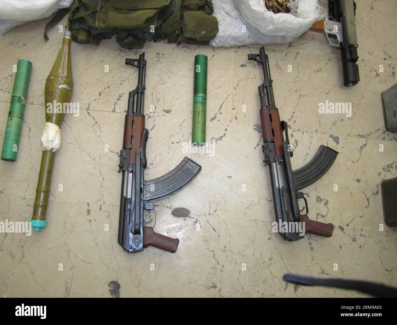 (140514) -- TRIPOLI (LIBANO), 14 maggio 2014 (Xinhua) -- foto scattata il 14 maggio 2014 mostra le armi sequestrate dalle forze di sicurezza interna libanesi (ISF) nella città settentrionale di Tripoli, Libano, 14 maggio 2014. L'ISF ha scoperto mercoledì una scorta di armi nel quartiere di Abi Samra nella città settentrionale di Tripoli, ha detto in un comunicato. (Xinhua/Omar Ibrahim) LIBANO-TRIPOLI-WEAPONS-SEQUESTERED-ISF PUBLICATIONxNOTxINxCHN Tripoli Libano 14 maggio 2014 XINHUA foto scattata IL 14 maggio 2014 mostra le armi sequestrate dalle forze di sicurezza interna libanesi ISF nella città settentrionale di Tripoli Libano Foto Stock