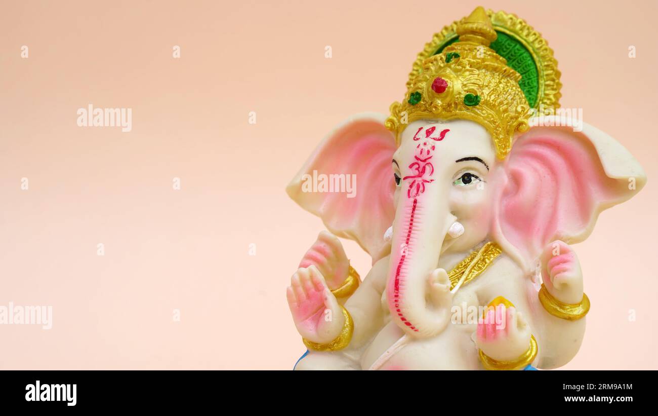 Il Dio indù Ganesha sclupture su sfondo rosa. Celebra il festival del Signore Ganesha, Ganesh chaturthi Foto Stock