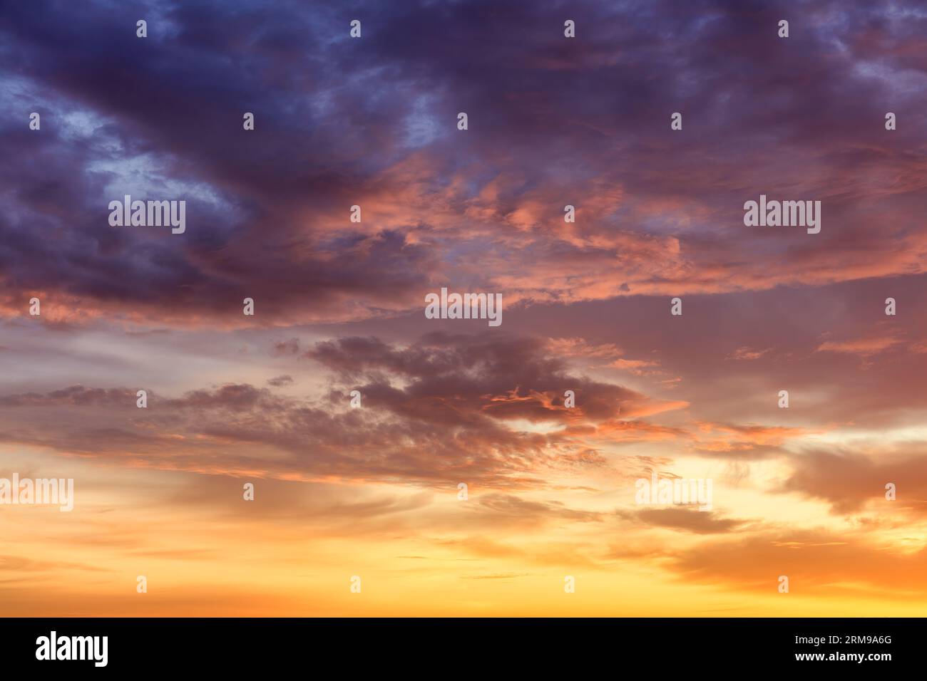 Spara il cielo all'alba. Vivaci toni blu, rosso e giallo. Foto Stock