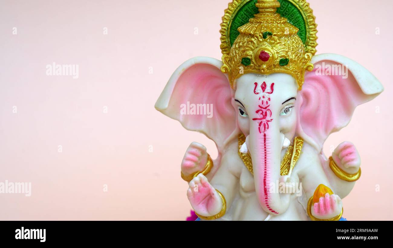 Il Dio indù Ganesha sclupture su sfondo rosa. Celebra il festival del Signore Ganesha. Foto Stock