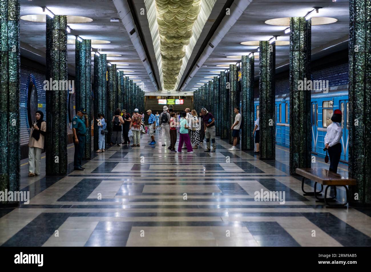 Tashkent, Uzbekistan-11 agosto 2023: Persone all'interno della stazione della metropolitana Cosmonauts a Tashkent Foto Stock