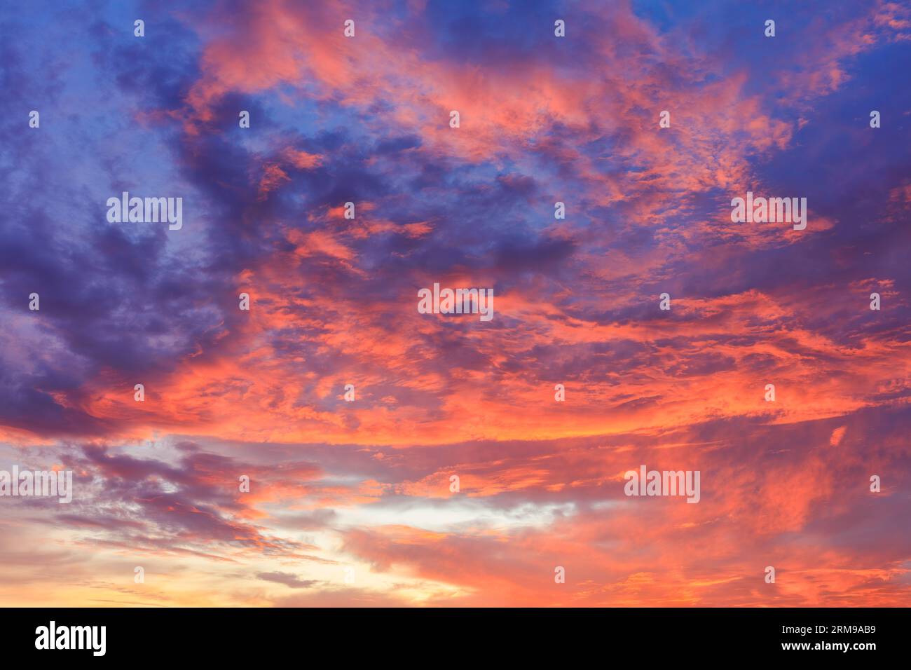 Spara il cielo all'alba. Vivaci toni blu, rosso e giallo. Foto Stock