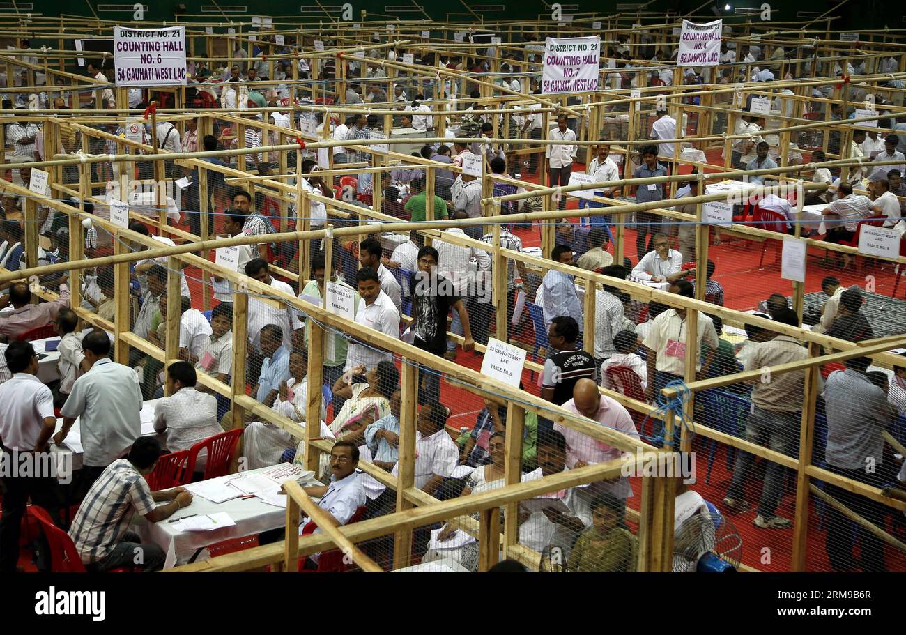 (140516) -- GUWAHATI, 16 maggio 2014 (Xinhua) -- foto scattata il 16 maggio 2014 mostra il centro di conteggio delle elezioni generali dell'India a Guwahati, Assam, India. (Xinhua/Stringer) (zjy) INDIA-GUWAHATI-ELECTION-COUNTING CENTER PUBLICATIONxNOTxINxCHN Guwahati 16 maggio 2014 XINHUA foto scattata IL 16 maggio 2014 mostra il Centro di conteggio delle ELEZIONI generali dell'India a Guwahati Assam India XINHUA Stringer India Guwahati ELECTION Counting Centre PUBLICATIONXNOTXINXCHN Foto Stock