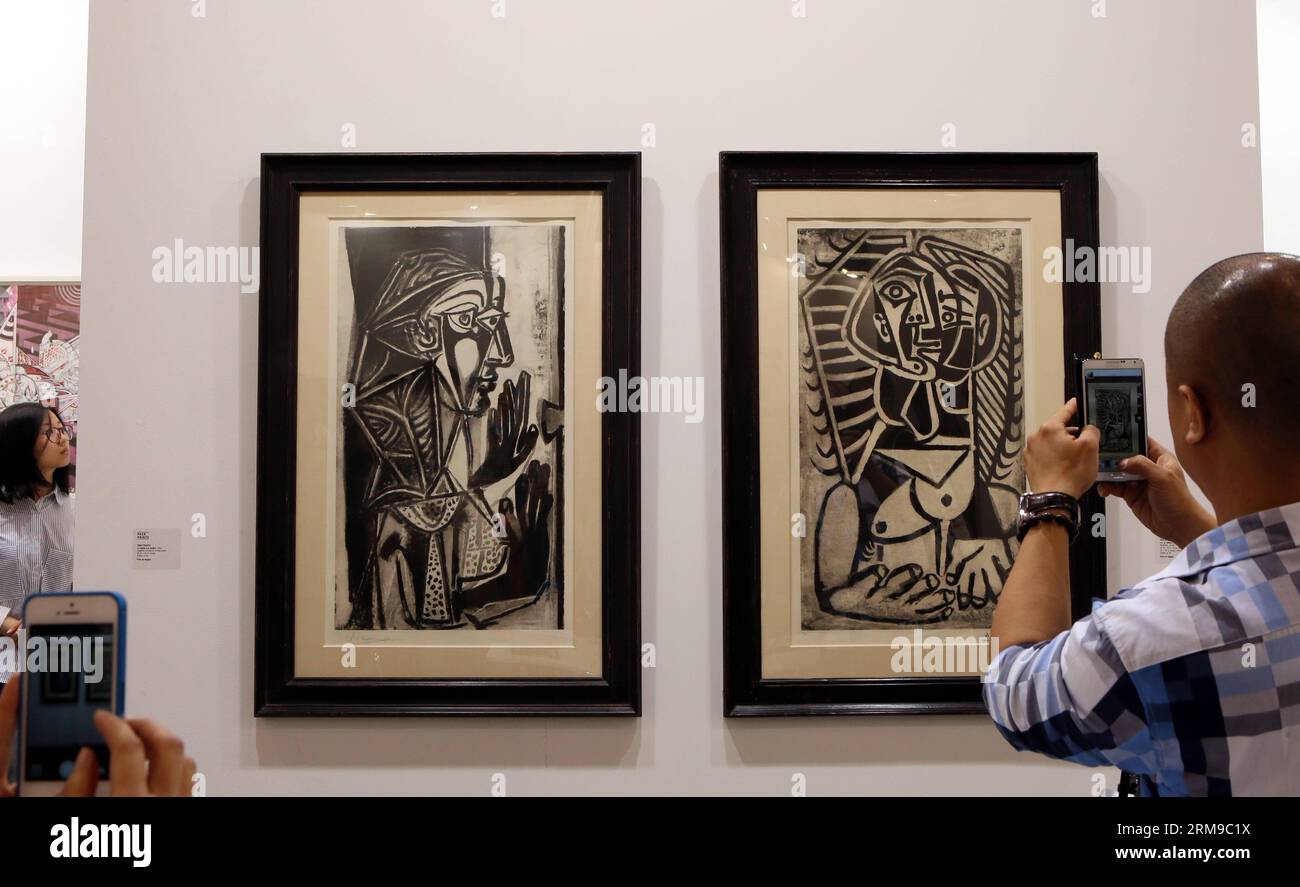 HONG KONG, 16 maggio 2014 (Xinhua) -- Un visitatore scatta foto di opere di Picasso durante la seconda Art Basel a Hong Kong, nel sud della Cina, il 16 maggio 2014. Quest'anno hanno partecipato alla mostra d'arte di fama mondiale un totale di 245 gallerie di 39 paesi e regioni. (Xinhua/li Peng) (wf) CHINA-HONG KONG-ART BASEL-SHOW (CN) PUBLICATIONxNOTxINxCHN Hong Kong 16 maggio 2014 XINHUA a Visitor scatta foto di opere di Picasso durante la seconda Art Basel di Hong Kong, Cina meridionale 16 maggio 2014 un totale di 245 gallerie Premier provenienti da 39 paesi e regioni hanno preso parte al World Famous Art Show quest'anno XIN Foto Stock