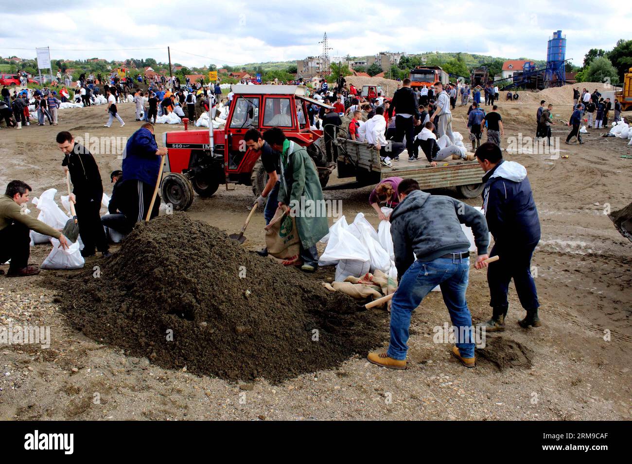 La gente costruisce terrapieni riempiendo i sacchi di sabbia e costruendoli in un muro per proteggerli dalle inondazioni a Umka di Belgrado, Serbia, il 17 maggio 2014. In una breve pausa di piogge, la Serbia si impegnò al massimo delle capacità per assicurare argini sul fiume Sava e salvare le persone nella città di Obrenovac, devastata dalle inondazioni. (Xinhua/Nemanja Cabric) SERBIA-BELGRADO-ALLUVIONI-TERRAPIENI PUBLICATIONxNOTxINxCHN celebrità COSTRUISCONO terrapieni riempiendo sacchi di sabbia e costruendoli in un muro per proteggerli dalle inondazioni a Belgrado in Serbia IL 17 maggio 2014 in breve Break of Rainfall Serbia ha impegnato Maximum to Secure em Foto Stock