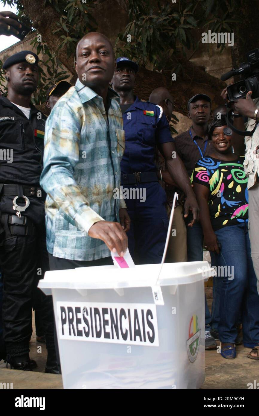 (140518) -- BISSAU, 18 maggio 2014 (Xinhua) -- Jose Mario Vaz, candidato alle elezioni presidenziali per il Partito per l'indipendenza Africano per la Guinea e Capo Verde (PAIGC) lancia il suo voto in una stazione durante il ballottaggio delle elezioni presidenziali a Bissau, capitale della Guinea Bissau, 18 maggio 2014. La Guinea-Bissau ha tenuto le prime elezioni presidenziali e legislative il 13 aprile da quando un colpo di stato militare ha sconvolto l'impoverito paese dell'Africa occidentale nel 2012.senza alcun candidato ha vinto la maggioranza al primo turno, l'ex ministro delle finanze Jose Mario Vaz e il candidato indipendente Nuno Gomes Nabiam entrano nel secondo turno Foto Stock