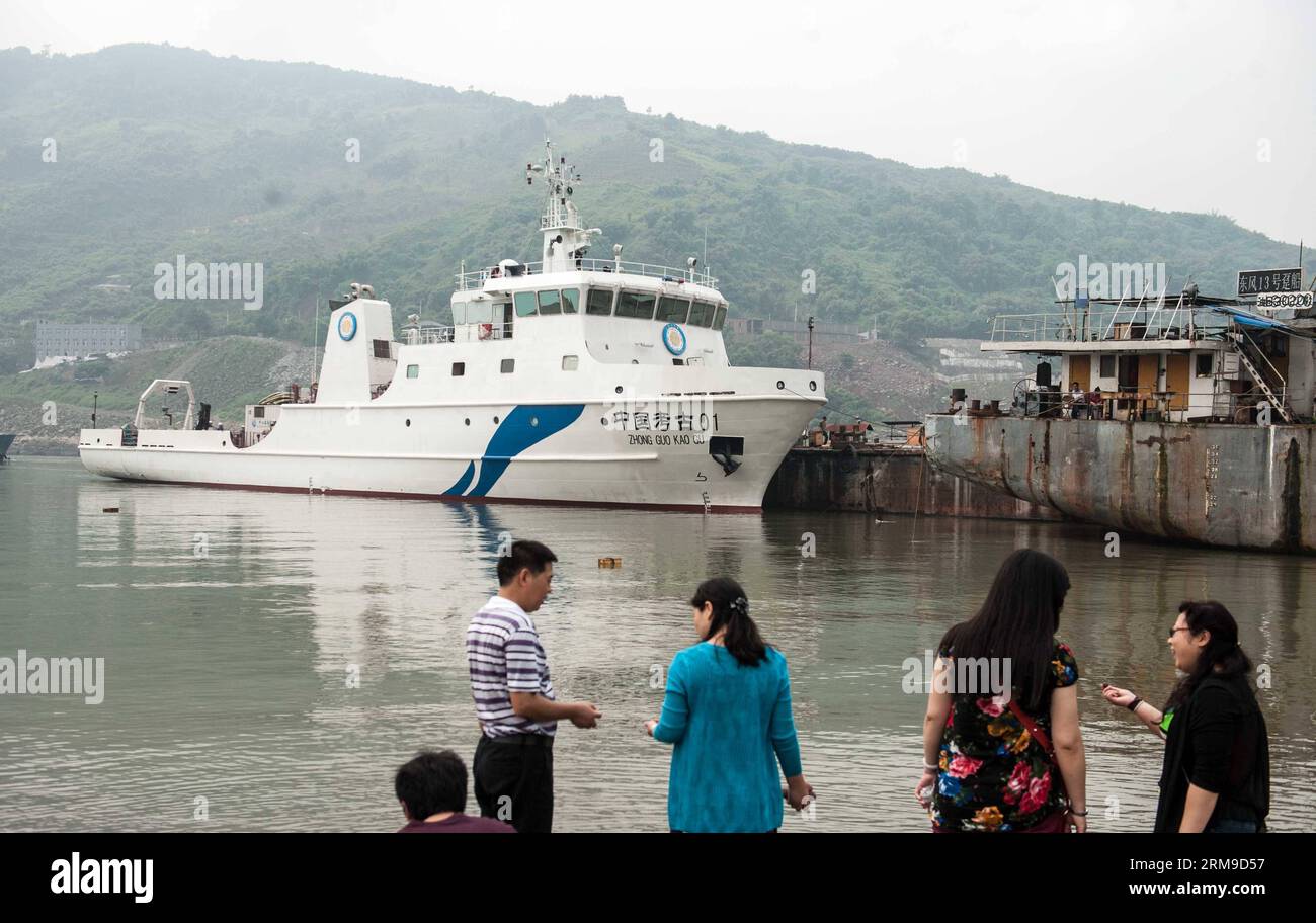 (140519) -- CHONGQING, 19 maggio 2014 (Xinhua) -- gli appassionati di archeologia guardano la Zhongguokaogu 01, la prima nave di ricerca archeologica subacquea progettata e realizzata dalla Cina, in un porto di Chongqing Changjiang Shipping Corporation il giorno aperto a Chongqing, nel sud-ovest della Cina, 19 maggio 2014. La nave Zhongguokaogu 01 è lunga 56 metri e larga 10,8 metri con dislocamento progettato di 680 tonnellate metriche. (Xinhua/Liu Chan) (lfj) CHINA-CHONGQING-ARCHEOLOGY SHIP (CN) PUBLICATIONxNOTxINxCHN Chongqing 19 maggio 2014 XINHUA Archeology Enthusiast Guarda il 01 la prima resa archeologica SUBACQUEA Foto Stock