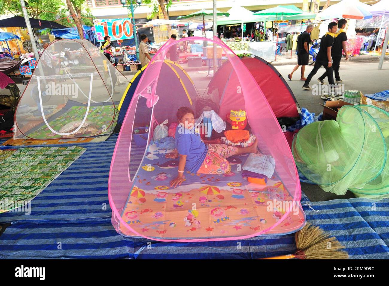 (140519) -- BANGKOK, 19 maggio 2014 (Xinhua) -- Un manifestante anti-governativo tailandese siede in un campo durante una manifestazione a Bangkok, in Thailandia, 19 maggio 2014. Il leader della protesta anti-governativa thailandese Suthep Thaugsuban ha dichiarato sabato che se non bastassero le persone a unirsi alla sua campagna per esercitare pressioni sui restanti ministri a dimettersi entro maggio 26, avrebbe smesso di combattere e si sarebbe consegnato il giorno dopo. (Xinhua/Rachen sageamsak)(bxq) THAILANDIA-BANGKOK-RALLY PUBLICATIONxNOTxINxCHN Bangkok 19 maggio 2014 XINHUA un anti-governo di un paese tailandese siede in un campo durante un raduno a Bangkok il 19 maggio Foto Stock