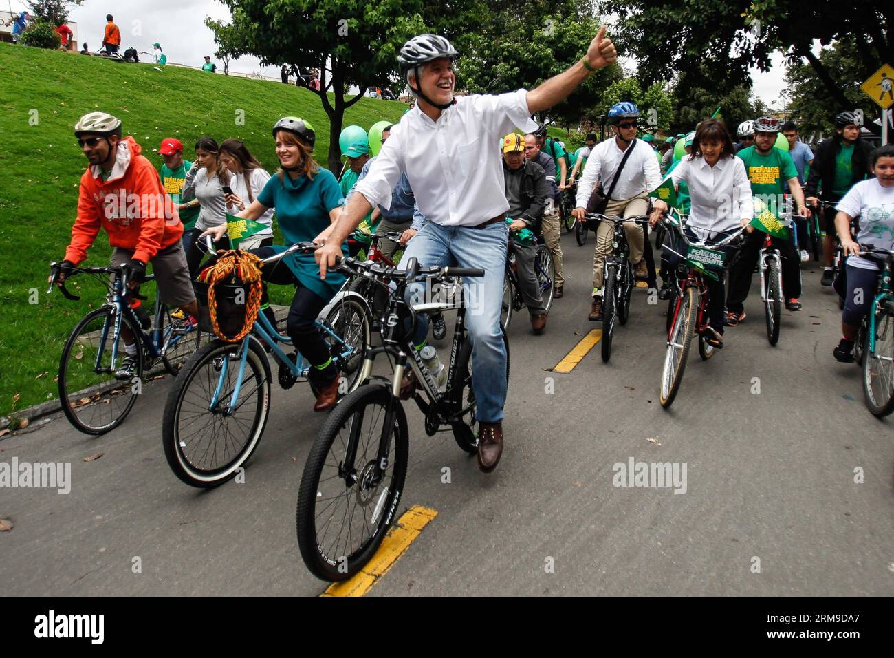 Il candidato presidenziale della Colombia, Enrique Penalosa (C), del partito Alianza Verde, partecipa a un evento elettorale insieme ai sostenitori, a Bogotà, Colombia, il 18 maggio 2014. Le elezioni presidenziali in Colombia si terranno il 25 maggio. (Xinhua/Jhon Paz) (bxq) COLOMBIA-BOGOTÀ-POLITICA-ELEZIONI PUBLICATIONxNOTxINxCHN candidato presidenziale della Colombia Enrique Penalosa C del Partito Alianza Verde partecipa a un evento di campagna insieme ai sostenitori a Bogotà Colombia IL 18 maggio 2014 le elezioni presidenziali della Colombia saranno eroe IL 25 maggio XINHUA Jhon Paz Colombia elezioni POLITICHE Bogotà PUBLICATIONNOT Foto Stock