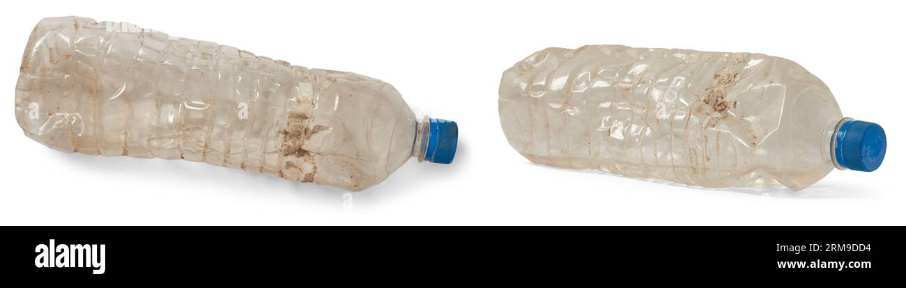 bottiglie d'acqua in plastica di scarico isolate su sfondo bianco, contenitori trasparenti sporchi e indesiderati spremuti, scartati o gettati contribuendo Foto Stock