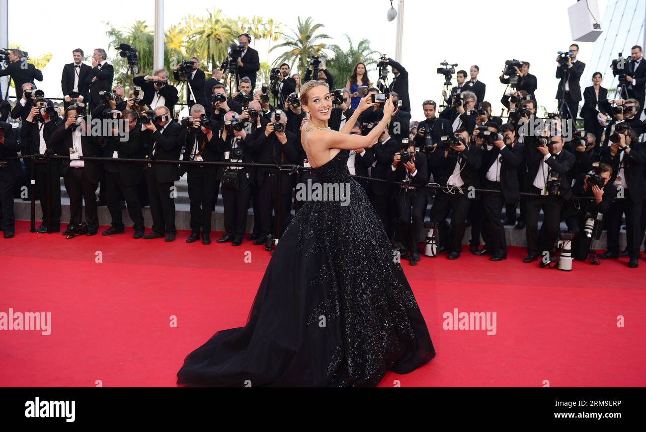 (140520) -- CANNES, 20 maggio 2014 (Xinhua) -- la modella ceca Petra Nemcova scatta un selfie mentre arriva per la proiezione di Deux Jours, Une Nuit ( due giorni, una notte ) durante il 67° Festival di Cannes, a Cannes, in Francia, 20 maggio 2014. Il film è presentato al Concorso ufficiale del festival che si svolge dal 14 al 25 maggio. (Xinhua/Ye Pingfan) FRANCE-CANNES-FILM FESTIVAL-TWO DAYS ONE NIGHT-RED CARPET PUBLICATIONxNOTxINxCHN Cannes 20 maggio 2014 XINHUA Czech Model Petra Nemcova prende un mentre arriva per la proiezione di Deux jours Une Nuit Two Days One Night durante il 67° Cannes Fil Foto Stock