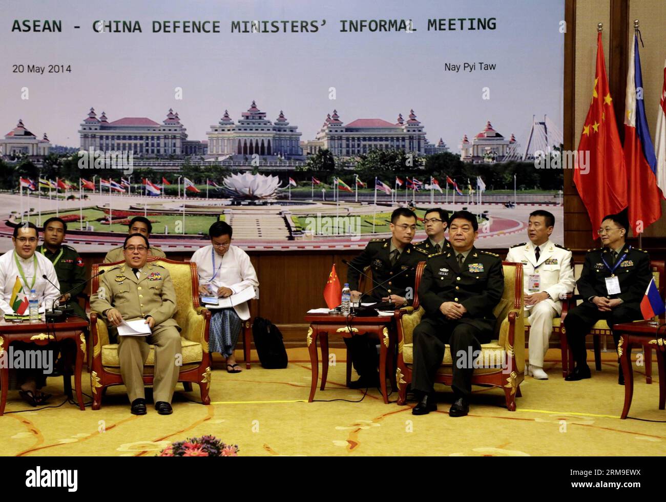 (140520) -- NAY PYI TAW, 20 maggio 2014 (Xinhua) -- il ministro della difesa del Myanmar il tenente generale Wai Lwin (fronte L) e il consigliere di Stato cinese e ministro della difesa nazionale Chang Wanquan (fronte R) partecipano alla quarta riunione informale dei ministri della difesa ASEAN-Cina a Nay Pyi Taw, capitale del Myanmar, 20 maggio 2014. Il 4° incontro informale dei ministri della difesa ASEAN-Cina si è tenuto nella capitale del Myanmar, Nay Pyi Taw martedì. (Xinhua/U Aung) MYANMAR-NAY PYI TAW-ASEAN-CINA MINISTRI DELLA DIFESA-MEETING PUBLICATIONxNOTxINxCHN Nay Pyi Taw 20 maggio 2014 XINHUA Myanmar Ministri della difesa Tenente generale Wai Lwin l Foto Stock