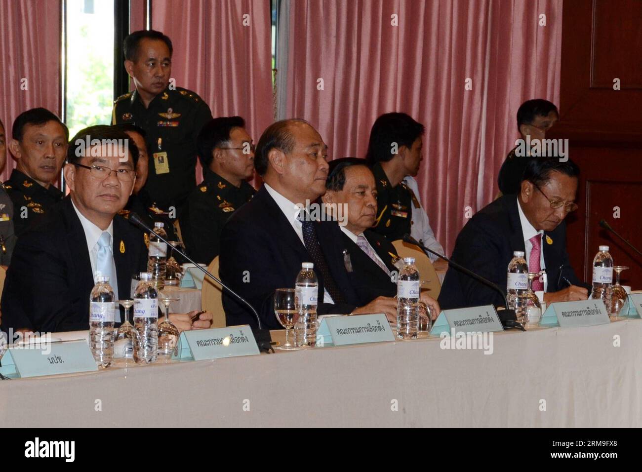 (140522) -- BANGKOK, 22 maggio 2014 (Xinhua) -- il presidente della Commissione elettorale thailandese Supachai Somcharoen (1st R) partecipa a una riunione presso il Club dell'Esercito a Bangkok, Thailandia, il 22 maggio 2014. Giovedì il capo dell'esercito thailandese Prayuth Chan-ocha ha convocato una seconda riunione di rappresentanti di sette gruppi politici per discutere le soluzioni alla crisi politica del paese e ha dichiarato un colpo di stato militare dopo l'incontro. (Xinhua/pool Photo by Thai Army) THAILANDIA-BANGKOK-MEETING-ARMY-COUP PUBLICATIONxNOTxINxCHN Bangkok 22 maggio 2014 XINHUA Thai ELECTION Commission Chairman Supachai 1st r partecipa ad una riunione PRESSO l'AR Foto Stock