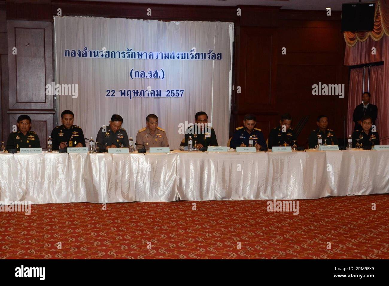 (140522) -- BANGKOK, 22 maggio 2014 (Xinhua) -- il generale capo dell'esercito thailandese Prayuth Chan-ocha (C) partecipa a una riunione presso il Club dell'esercito a Bangkok, Thailandia, il 22 maggio 2014. Giovedì il capo dell'esercito thailandese Prayuth Chan-ocha ha convocato una seconda riunione di rappresentanti di sette gruppi politici per discutere le soluzioni alla crisi politica del paese e ha dichiarato un colpo di stato militare dopo l'incontro. (Xinhua/pool Photo by Thai Army) (FOCUS) THAILANDIA-BANGKOK-MEETING-ARMY-COUP PUBLICATIONxNOTxINxCHN Bangkok 22 maggio 2014 IL capo generale dell'esercito thailandese di XINHUA Prayuth Chan OCHA C partecipa a una riunione PRESSO il Club dell'esercito a Ban Foto Stock