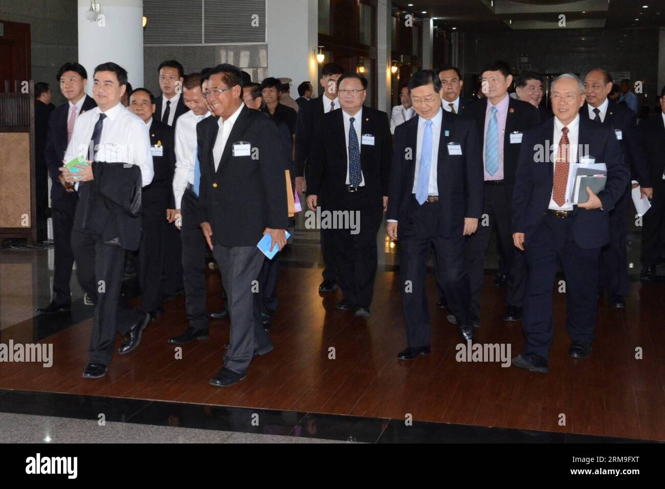 (140522) -- BANGKOK, 22 maggio 2014 (Xinhua) -- il leader del Partito Democratico Abhisit Vejjajiva (3rd L) cammina nel Club dell'Esercito prima di una riunione a Bangkok, in Thailandia, il 22 maggio 2014. Giovedì il capo dell'esercito thailandese Prayuth Chan-ocha ha convocato una seconda riunione di rappresentanti di sette gruppi politici per discutere le soluzioni alla crisi politica del paese e ha dichiarato un colpo di stato militare dopo l'incontro. (Xinhua/pool Photo by Thai Army) THAILANDIA-BANGKOK-MEETING-ARMY-COUP PUBLICATIONxNOTxINxCHN Bangkok 22 maggio 2014 il leader del partito democratico XINHUA Abhisit Vejjajiva 3rd l cammina nel Club dell'Esercito prima di una riunione Foto Stock