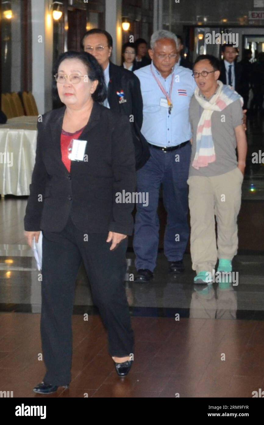 (140522) -- BANGKOK, 22 maggio 2014 (Xinhua) -- il leader pro-governo Thida Tavornseth (fronte), i leader anti-governativi Suthep Thaugsuban (2nd R) e Satit Wonghnongtaey (R) camminano nel Club dell'Esercito prima di una riunione a Bangkok, Thailandia, il 22 maggio 2014. Giovedì il capo dell'esercito thailandese Prayuth Chan-ocha ha convocato una seconda riunione di rappresentanti di sette gruppi politici per discutere le soluzioni alla crisi politica del paese e ha dichiarato un colpo di stato militare dopo l'incontro. (Xinhua/pool Photo by Thai Army) THAILANDIA-BANGKOK-MEETING-ARMY-COUP PUBLICATIONxNOTxINxCHN Bangkok 22 maggio 2014 XINHUA pro govern Foto Stock