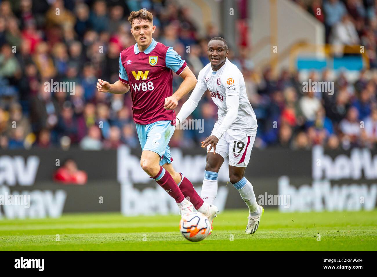 Dara o'Shea #2 del Burnley FC in azione durante la partita di Premier League tra Burnley e Aston Villa a Turf Moor, Burnley, domenica 27 agosto 2023. (Foto: Mike Morese | mi News) crediti: MI News & Sport /Alamy Live News Foto Stock