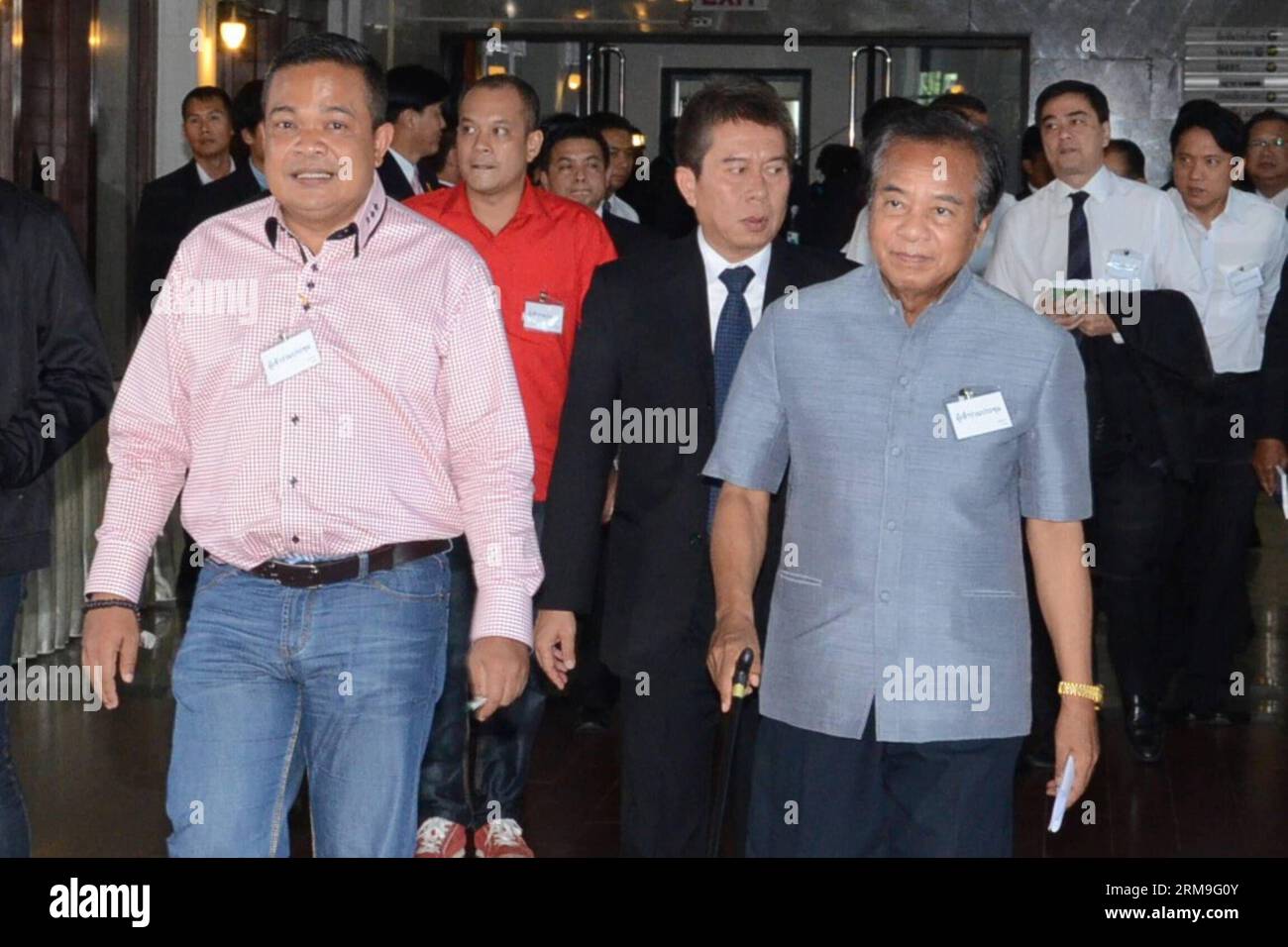 (140522) -- BANGKOK, 22 maggio 2014 (Xinhua) -- i leader pro-governativi Jatuporn Promphan (L, fronte) e Veera Musikapong (R, fronte) camminano nel Club dell'Esercito prima di un incontro a Bangkok, Thailandia, il 22 maggio 2014. Giovedì il capo dell'esercito thailandese Prayuth Chan-ocha ha convocato una seconda riunione di rappresentanti di sette gruppi politici per discutere le soluzioni alla crisi politica del paese e ha dichiarato un colpo di stato militare dopo l'incontro. (Xinhua/pool Photo by Thai Army) THAILANDIA-BANGKOK-MEETING-ARMY-COUP PUBLICATIONxNOTxINxCHN Bangkok 22 maggio 2014 XINHUA pro leader governativi Jatuporn Promphan l Front An Foto Stock