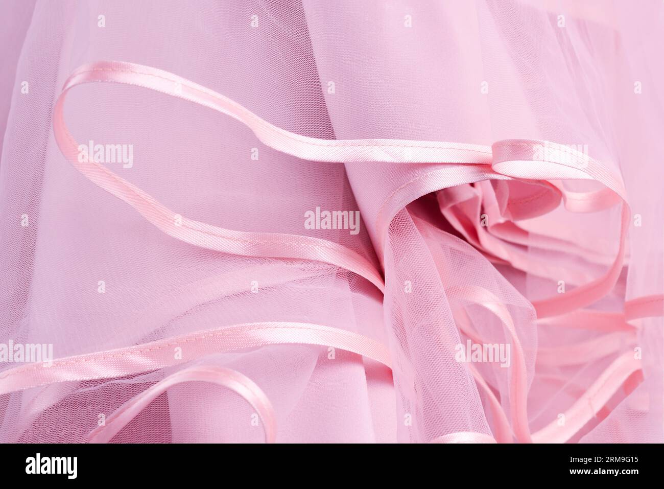 Dettaglio abito da sposa. Abito da sposa rosa frills primo piano. Foto Stock