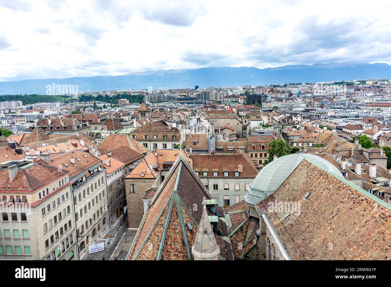 Panorama della città dalla torre della Cattedrale di St Pierre (Cathédrale Saint-Pierre Genève), Vieille-Ville, Ginevra (Genève) Cantone di Ginevra, Svizzera Foto Stock