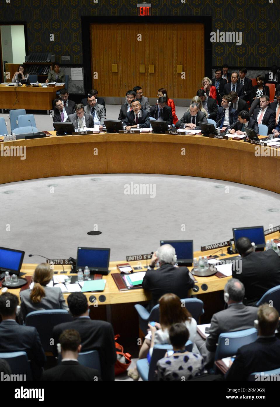 (140522) -- NEW YORK, 22 maggio 2014 (Xinhua) -- Wang min (alto centro), vice rappresentante permanente della Cina presso le Nazioni Unite, interviene dopo che il Consiglio di sicurezza ha votato un progetto di risoluzione sulla Siria, presso la sede delle Nazioni Unite a New York, il 22 maggio 2014. La Russia e la Cina, due membri permanenti del Consiglio di sicurezza delle Nazioni Unite, giovedì hanno usato il loro potere di veto su un progetto di risoluzione destinato a deferire la guerra civile siriana alla Corte penale internazionale (ICC). (Xinhua/Niu Xiaolei) CONSIGLIO DI SICUREZZA delle Nazioni Unite-SIRIA-RISOLUZIONE PUBLICATIONxNOTxINxCHN New York 22 maggio 2014 XINHUA Wang min Top Center C. Foto Stock