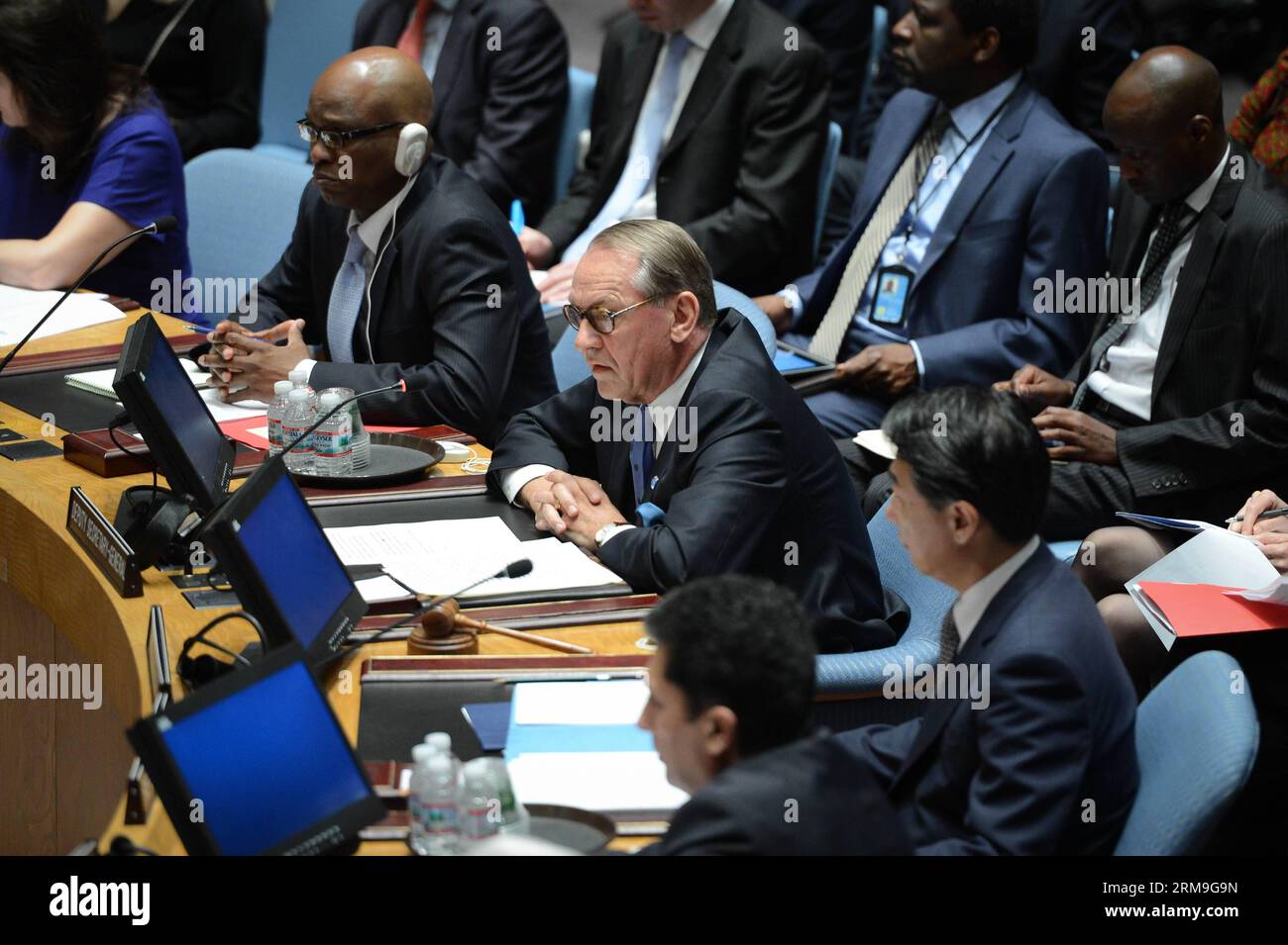 (140522) -- New York, 22 maggio 2014 (Xinhua) -- il vicesegretario generale delle Nazioni Unite Jan Eliasson (C) interviene prima che il Consiglio di sicurezza voti su un progetto di risoluzione sulla Siria, presso la sede dell'ONU a New York, il 22 maggio 2014. La Russia e la Cina, due membri permanenti del Consiglio di sicurezza delle Nazioni Unite, giovedì hanno usato il loro potere di veto su un progetto di risoluzione destinato a deferire la guerra civile siriana alla Corte penale internazionale (ICC). (Xinhua/Niu Xiaolei) CONSIGLIO DI SICUREZZA delle Nazioni Unite-SIRIA-RISOLUZIONE PUBLICATIONxNOTxINxCHN New York 22 maggio 2014 XINHUA il vicesegretario generale delle Nazioni Unite Jan Eliasson C interviene dinanzi alla se Foto Stock