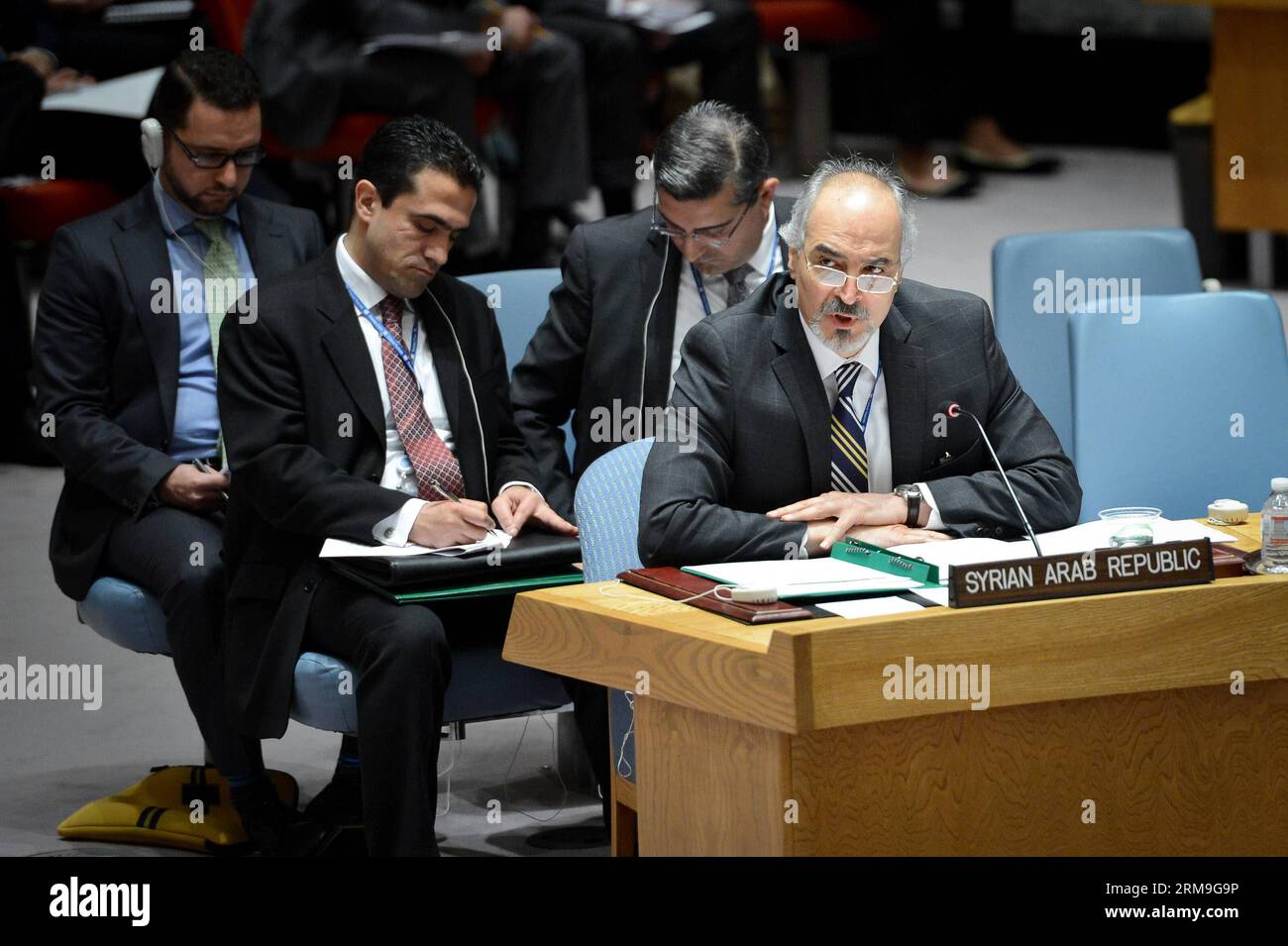 (140522) -- NEW YORK, 22 maggio 2014 (Xinhua) -- Bashar Ja afari (1st R), rappresentante permanente della Siria presso le Nazioni Unite, interviene dopo che il Consiglio di sicurezza ha votato un progetto di risoluzione sulla Siria, presso la sede delle Nazioni Unite a New York, il 22 maggio 2014. La Russia e la Cina, due membri permanenti del Consiglio di sicurezza delle Nazioni Unite, giovedì hanno usato il loro potere di veto su un progetto di risoluzione destinato a deferire la guerra civile siriana alla Corte penale internazionale (ICC). (Xinhua/Niu Xiaolei) CONSIGLIO DI SICUREZZA delle Nazioni Unite-SIRIA-RISOLUZIONE PUBLICATIONxNOTxINxCHN New York 22 maggio 2014 XINHUA Bashar Yes Afari 1st r Syr Foto Stock