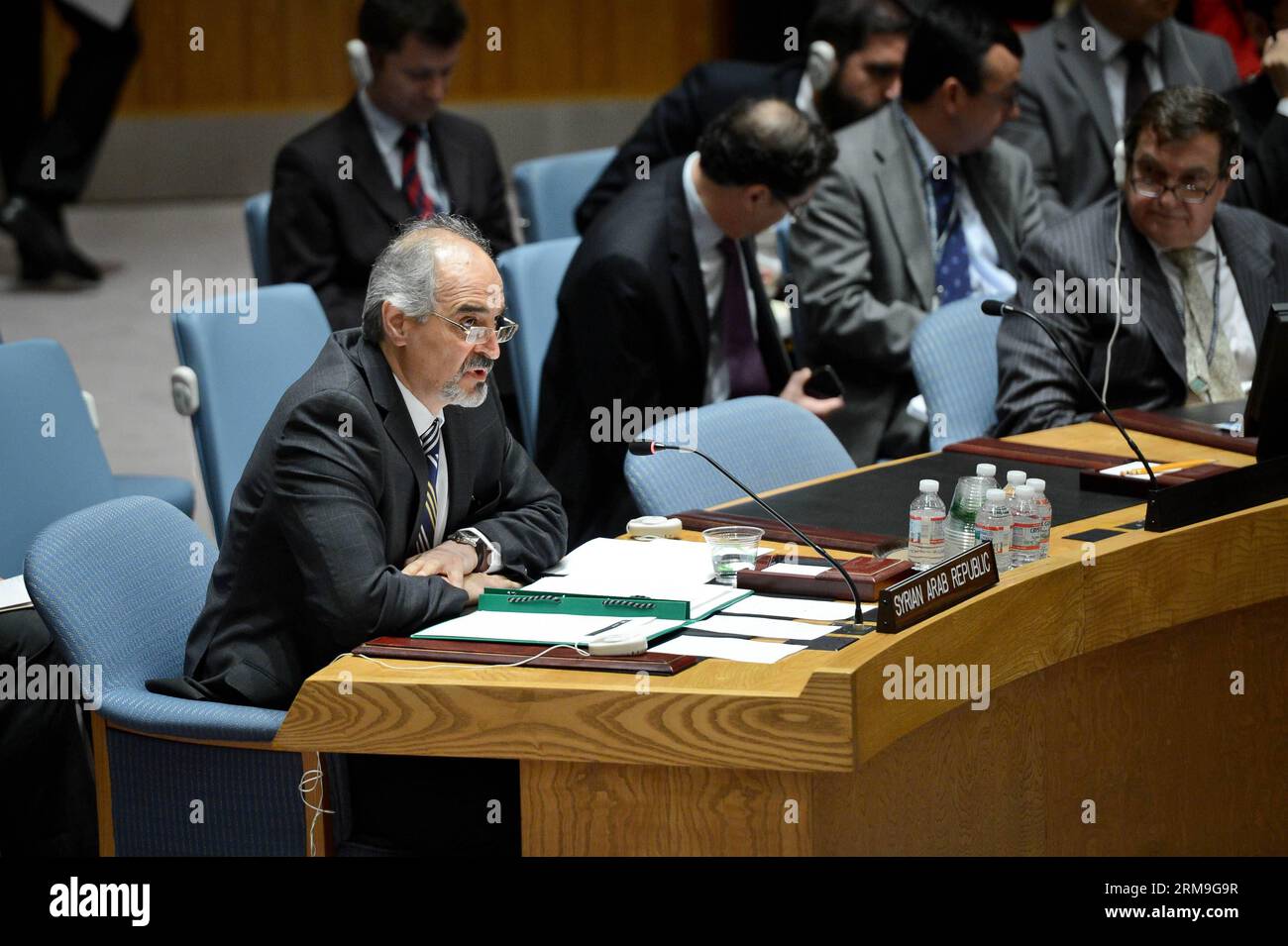 (140522) -- NEW YORK, 22 maggio 2014 (Xinhua) -- Bashar Ja afari (1st L), rappresentante permanente della Siria presso le Nazioni Unite, interviene dopo che il Consiglio di sicurezza ha votato un progetto di risoluzione sulla Siria, presso la sede delle Nazioni Unite a New York, il 22 maggio 2014. La Russia e la Cina, due membri permanenti del Consiglio di sicurezza delle Nazioni Unite, giovedì hanno usato il loro potere di veto su un progetto di risoluzione destinato a deferire la guerra civile siriana alla Corte penale internazionale (ICC). (Xinhua/Niu Xiaolei) CONSIGLIO DI SICUREZZA delle Nazioni Unite-SIRIA-RISOLUZIONE PUBLICATIONxNOTxINxCHN New York 22 maggio 2014 XINHUA Bashar Yes Afari 1st l Syr Foto Stock