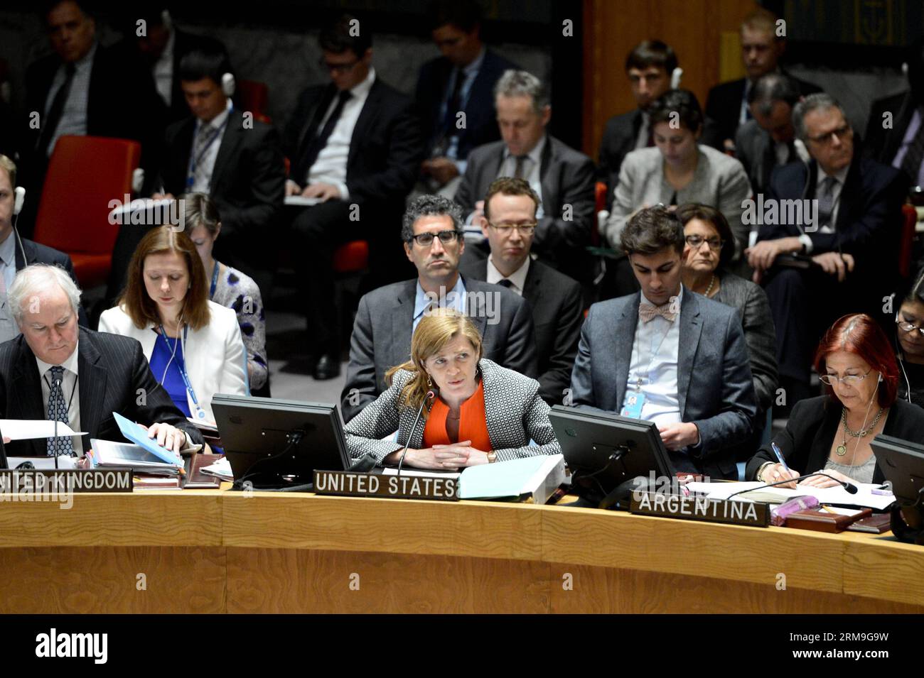 (140522) -- New York, 22 maggio 2014 (Xinhua) -- Samantha Power (C), rappresentante permanente degli Stati Uniti alle Nazioni Unite, parla dopo che il Consiglio di sicurezza ha votato su un progetto di risoluzione sulla Siria, presso la sede delle Nazioni Unite a New York, il 22 maggio 2014. La Russia e la Cina, due membri permanenti del Consiglio di sicurezza delle Nazioni Unite, giovedì hanno usato il loro potere di veto su un progetto di risoluzione destinato a deferire la guerra civile siriana alla Corte penale internazionale (ICC). (Xinhua/Niu Xiaolei) CONSIGLIO DI SICUREZZA delle Nazioni Unite-SIRIA-RISOLUZIONE PUBLICATIONxNOTxINxCHN New York 22 maggio 2014 XINHUA Samantha Power C U S Rep. Permanente Foto Stock