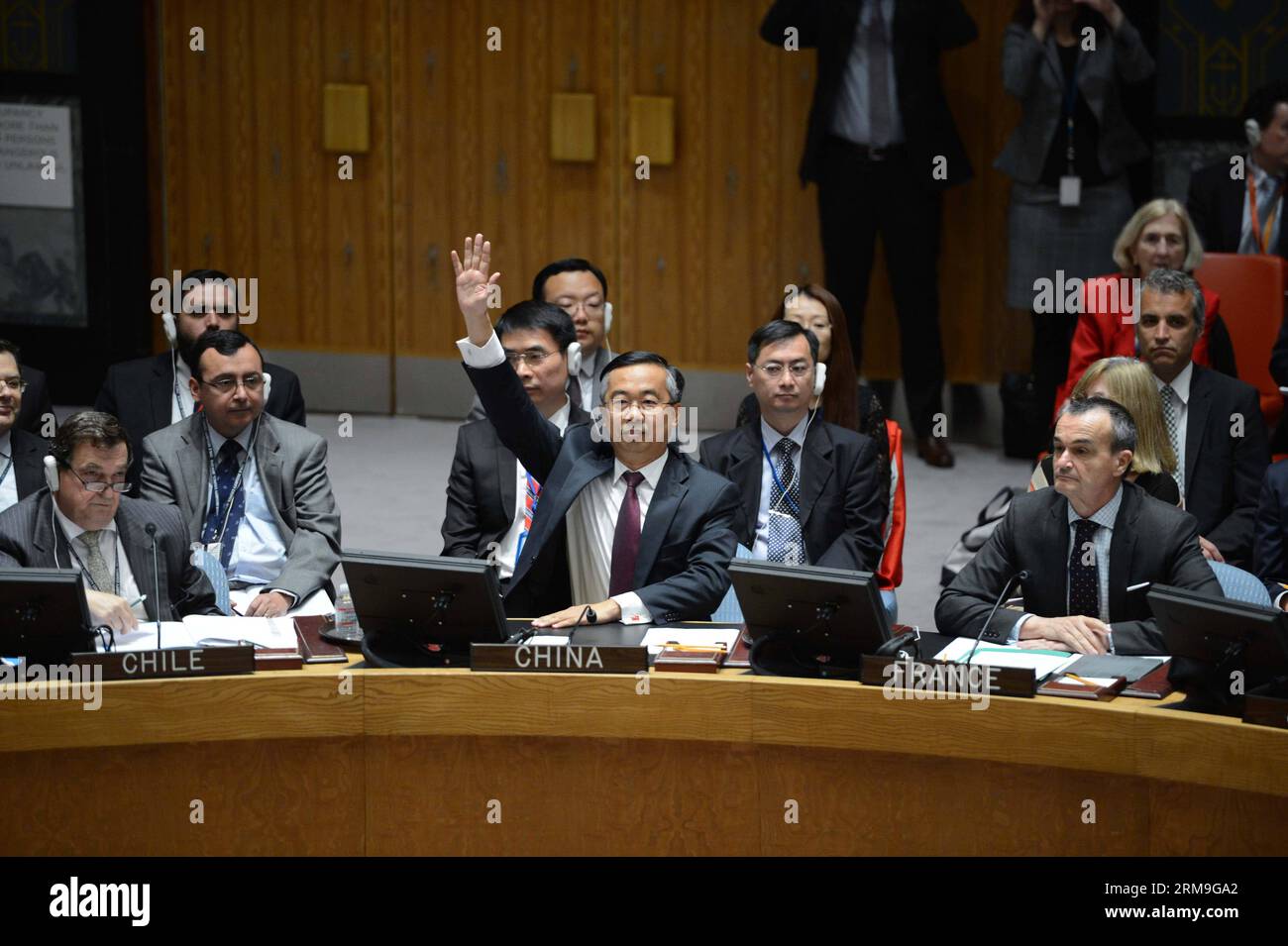 (140522) -- New York, 22 maggio 2014 (Xinhua) -- Wang min (C), vice rappresentante permanente della Cina presso le Nazioni Unite, vota contro un progetto di risoluzione del Consiglio di sicurezza sulla Siria, presso la sede delle Nazioni Unite a New York, il 22 maggio 2014. La Russia e la Cina, due membri permanenti del Consiglio di sicurezza delle Nazioni Unite, giovedì hanno usato il loro potere di veto su un progetto di risoluzione destinato a deferire la guerra civile siriana alla Corte penale internazionale (ICC). (Xinhua/Niu Xiaolei) CONSIGLIO DI SICUREZZA delle Nazioni Unite-SIRIA-RISOLUZIONE PUBLICATIONxNOTxINxCHN New York 22 maggio 2014 XINHUA Wang min C Vice permanentemente Repres della Cina Foto Stock