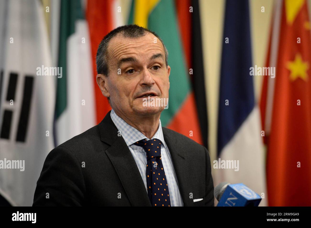 (140522) -- NEW YORK, 22 maggio 2014 (Xinhua) -- Gerard Araud, rappresentante permanente francese presso le Nazioni Unite, informa i giornalisti dei media dopo che il Consiglio di sicurezza ha votato un progetto di risoluzione sulla Siria, presso la sede delle Nazioni Unite a New York, il 22 maggio 2014. La Russia e la Cina, due membri permanenti del Consiglio di sicurezza delle Nazioni Unite, giovedì hanno usato il loro potere di veto su un progetto di risoluzione destinato a deferire la guerra civile siriana alla Corte penale internazionale (ICC). (Xinhua/Niu Xiaolei) CONSIGLIO DI SICUREZZA delle Nazioni Unite-SIRIA-RISOLUZIONE PUBLICATIONxNOTxINxCHN New York 22 maggio 2014 XINHUA Gerard Araud pe francese Foto Stock