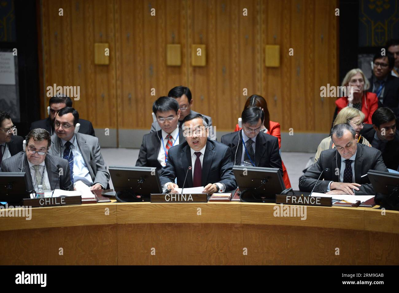 (140522) -- NEW YORK, 22 maggio 2014 (Xinhua) -- Wang min (C), vice rappresentante permanente della Cina presso le Nazioni Unite, interviene dopo che il Consiglio di sicurezza ha votato un progetto di risoluzione sulla Siria, presso la sede delle Nazioni Unite a New York, il 22 maggio 2014. La Russia e la Cina, due membri permanenti del Consiglio di sicurezza delle Nazioni Unite, giovedì hanno usato il loro potere di veto su un progetto di risoluzione destinato a deferire la guerra civile siriana alla Corte penale internazionale (ICC). (Xinhua/Niu Xiaolei) CONSIGLIO DI SICUREZZA delle Nazioni Unite-SIRIA-RISOLUZIONE PUBLICATIONxNOTxINxCHN New York 22 maggio 2014 XINHUA Wang min C Vice perm. Della Cina Foto Stock