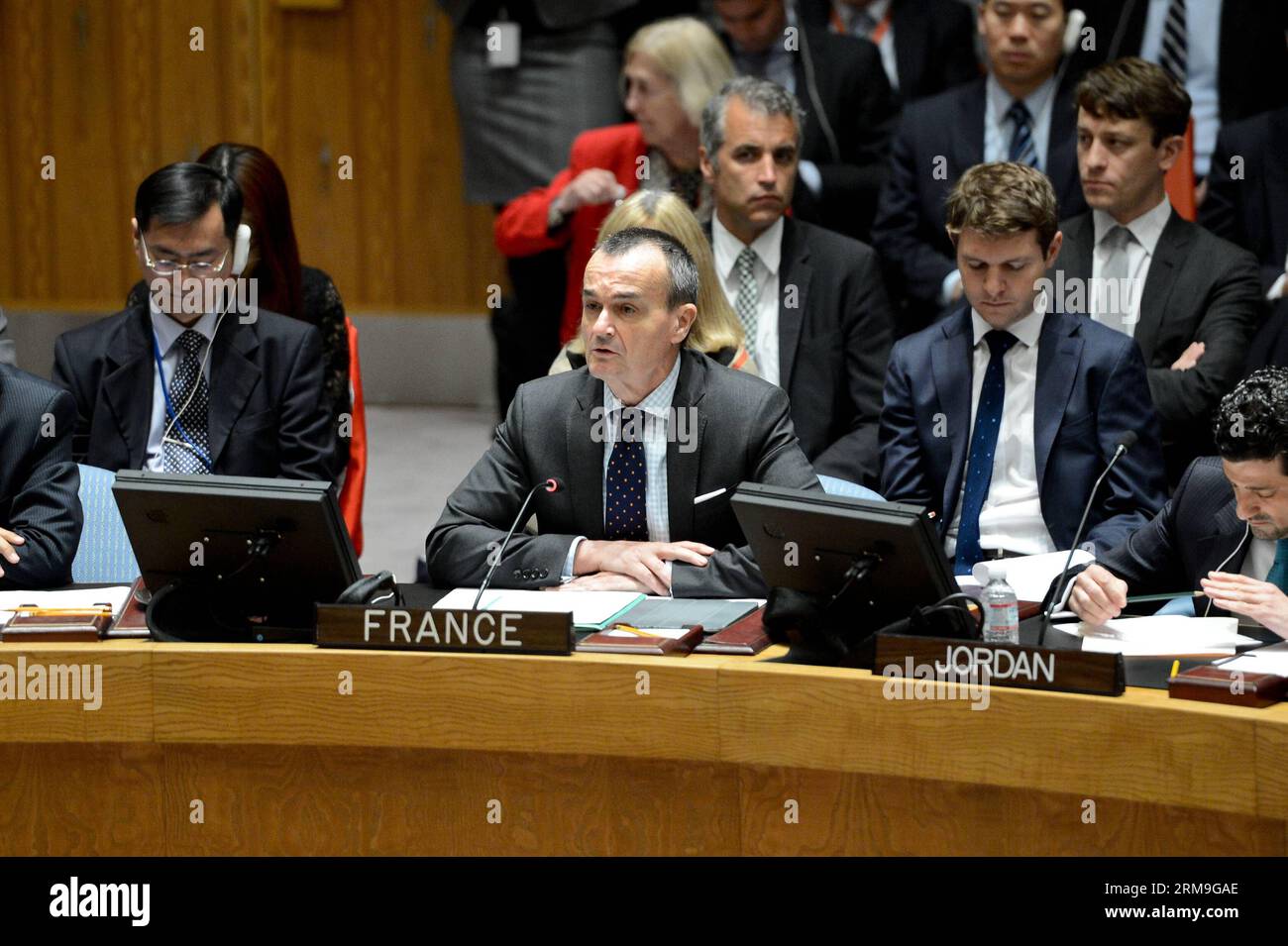 (140522) -- New York, 22 maggio 2014 (Xinhua) -- Gerard Araud (C), rappresentante permanente francese presso le Nazioni Unite, interviene davanti alle votazioni del Consiglio di sicurezza su un progetto di risoluzione sulla Siria, presso la sede delle Nazioni Unite a New York, il 22 maggio 2014. La Russia e la Cina, due membri permanenti del Consiglio di sicurezza delle Nazioni Unite, giovedì hanno usato il loro potere di veto su un progetto di risoluzione destinato a deferire la guerra civile siriana alla Corte penale internazionale (ICC). (Xinhua/Niu Xiaolei) CONSIGLIO DI SICUREZZA delle Nazioni Unite-SIRIA-RISOLUZIONE PUBLICATIONxNOTxINxCHN New York 22 maggio 2014 XINHUA Gerard Araud C francese permanentemente R Foto Stock