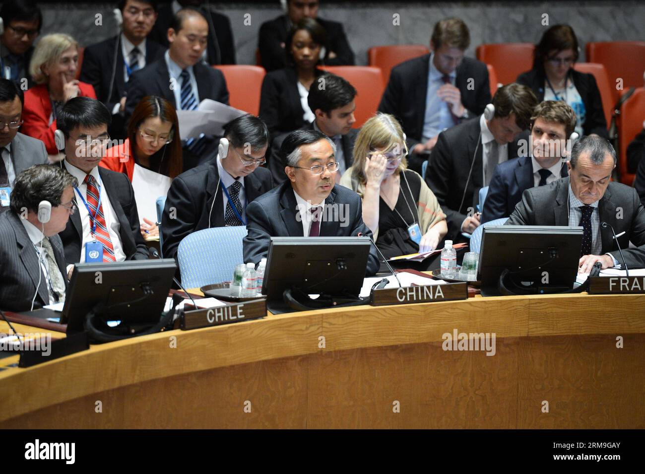 (140522) -- NEW YORK, 22 maggio 2014 (Xinhua) -- Wang min (C), vice rappresentante permanente della Cina presso le Nazioni Unite, interviene dopo che il Consiglio di sicurezza ha votato un progetto di risoluzione sulla Siria, presso la sede delle Nazioni Unite a New York, il 22 maggio 2014. La Russia e la Cina, due membri permanenti del Consiglio di sicurezza delle Nazioni Unite, giovedì hanno usato il loro potere di veto su un progetto di risoluzione destinato a deferire la guerra civile siriana alla Corte penale internazionale (ICC). (Xinhua/Niu Xiaolei) CONSIGLIO DI SICUREZZA delle Nazioni Unite-SIRIA-RISOLUZIONE PUBLICATIONxNOTxINxCHN New York 22 maggio 2014 XINHUA Wang min C Vice perm. Della Cina Foto Stock