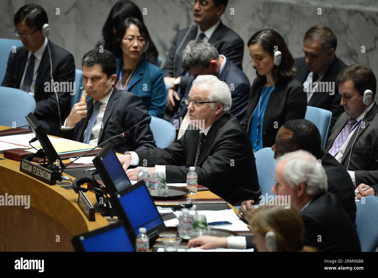 (140522) -- NEW YORK, 22 maggio 2014 (Xinhua) -- Vitaly Churkin (C), rappresentante permanente della Russia presso le Nazioni Unite, interviene dopo che il Consiglio di sicurezza ha votato un progetto di risoluzione sulla Siria, presso la sede delle Nazioni Unite a New York, il 22 maggio 2014. La Russia e la Cina, due membri permanenti del Consiglio di sicurezza delle Nazioni Unite, giovedì hanno usato il loro potere di veto su un progetto di risoluzione destinato a deferire la guerra civile siriana alla Corte penale internazionale (ICC). (Xinhua/Niu Xiaolei) CONSIGLIO DI SICUREZZA delle Nazioni Unite-SIRIA-RISOLUZIONE PUBLICATIONxNOTxINxCHN New York 22 maggio 2014 XINHUA Vitaly Churkin C Russia S perm Foto Stock