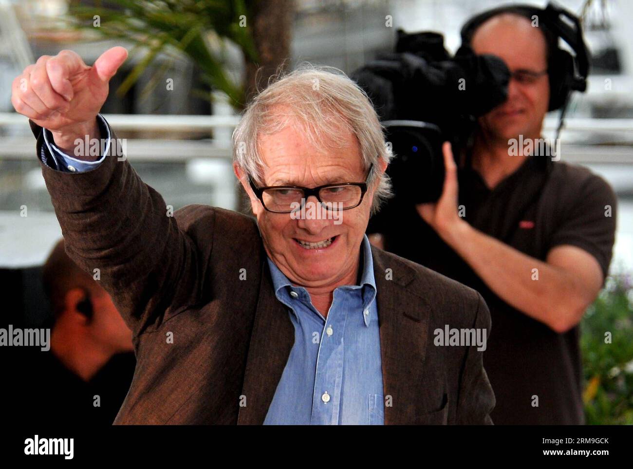 (140522) -- CANNES, 22 maggio 2014 (Xinhua) -- il regista britannico Ken Loach arriva per la proiezione di Jimmy S Hall durante il 67° Festival di Cannes, in Francia, 22 maggio 2014. Il film è presentato al Concorso ufficiale del festival che si svolge dal 14 al 25 maggio. (Xinhua/Chen Xiaowei) FRANCE-CANNES-FILM FESTIVAL-JIMMYS HALL-SCREENING PUBLICATIONxNOTxINxCHN Cannes 22 maggio 2014 XINHUA il regista britannico Ken Loach arriva per la proiezione di Jimmy S Hall durante il 67° Festival di Cannes in Francia 22 maggio 2014 il film È presentato al Concorso ufficiale di T Foto Stock