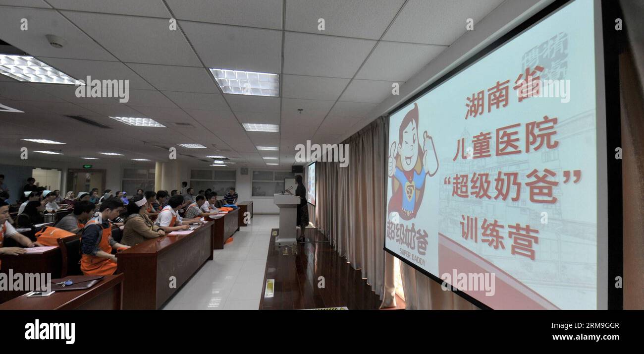 (140523) -- CHANGSHA, 23 maggio 2014 (Xinhua) -- i padri hanno una lezione sulla cura dei bambini in un campo di addestramento Super Daddy presso l'Hunan Provincial Children Hospital di Changsha, capitale della provincia di Hunan della Cina centrale, 23 maggio 2014. Un totale di 40 daddies parteciparono al campo e impararono le abilità di educazione dei bambini in breve tempo sotto la guida di pediatri. (Xinhua/Long Hongtao) (lfj) CHINA-HUNAN-CHANGSHA-SUPER DADAY TRAINING CAMP (CN) PUBLICATIONxNOTxINxCHN Changsha 23 maggio 2014 i Padri di XINHUA hanno una lezione sulla cura dei bambini IN un campo di allenamento Super Daddy A Hunan Pr Foto Stock