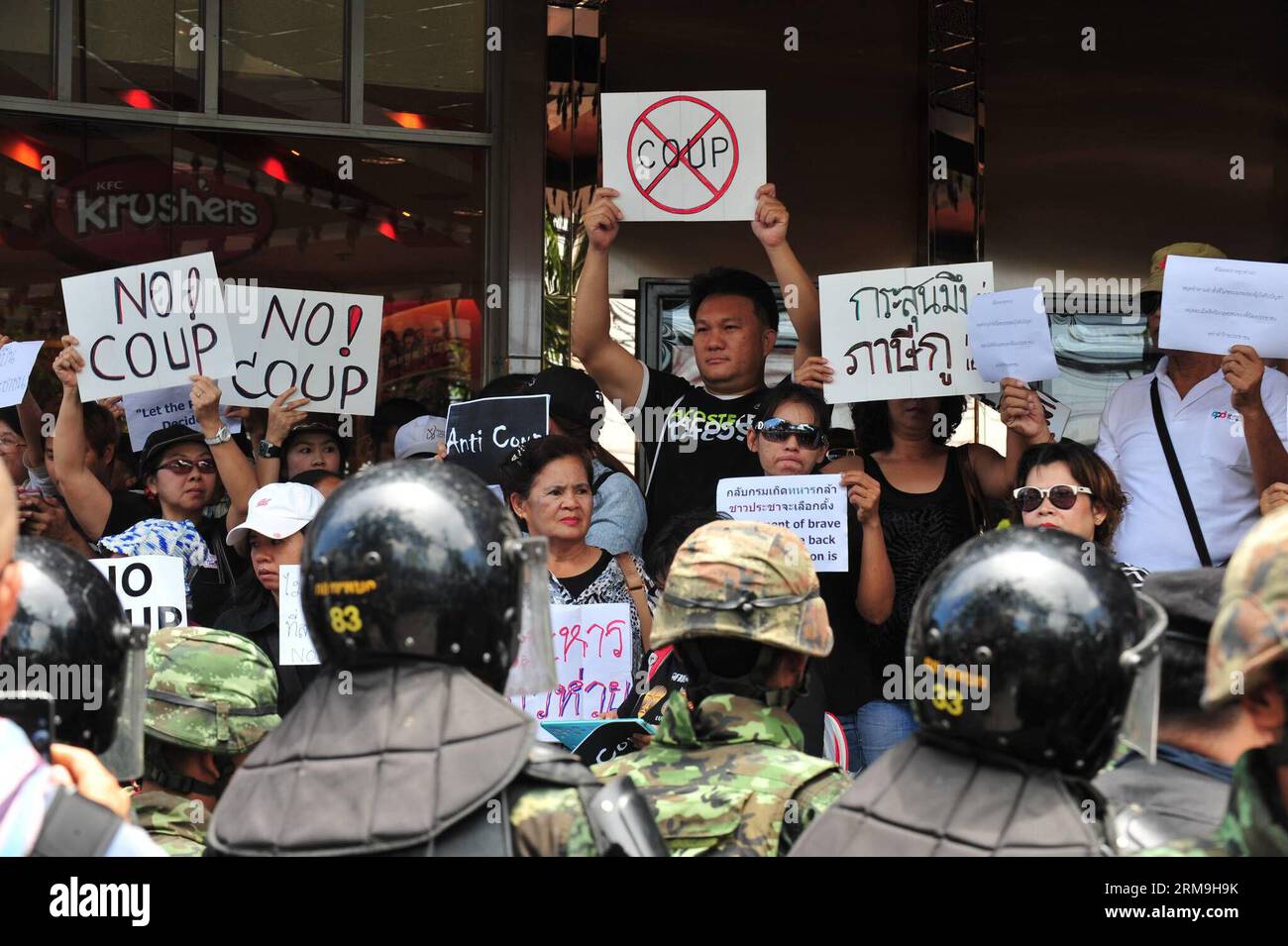 (140524) -- BANGKOK, 24 maggio 2014 (Xinhua) -- la gente partecipa a una protesta anti-colpo di stato davanti a un centro commerciale a Bangkok, Thailandia, 24 maggio 2014. Giovedì i militari thailandesi hanno organizzato un colpo di stato per rovesciare un governo e un parlamento eletti e abolire la costituzione dopo mesi di un conflitto politico irrisolto. (Xinhua/Rachen Sageamsak)(zhf) THAILANDIA-BANGKOK-PROTESTA-ANTI-COLPO DI STATO PUBLICATIONxNOTxINxCHN Bangkok 24 maggio 2014 le celebrità di XINHUA assistono alla protesta anti-colpo di stato di fronte a un centro commerciale di Bangkok 24 maggio 2014 i militari thailandesi hanno messo in scena giovedì un colpo di Stato Foto Stock