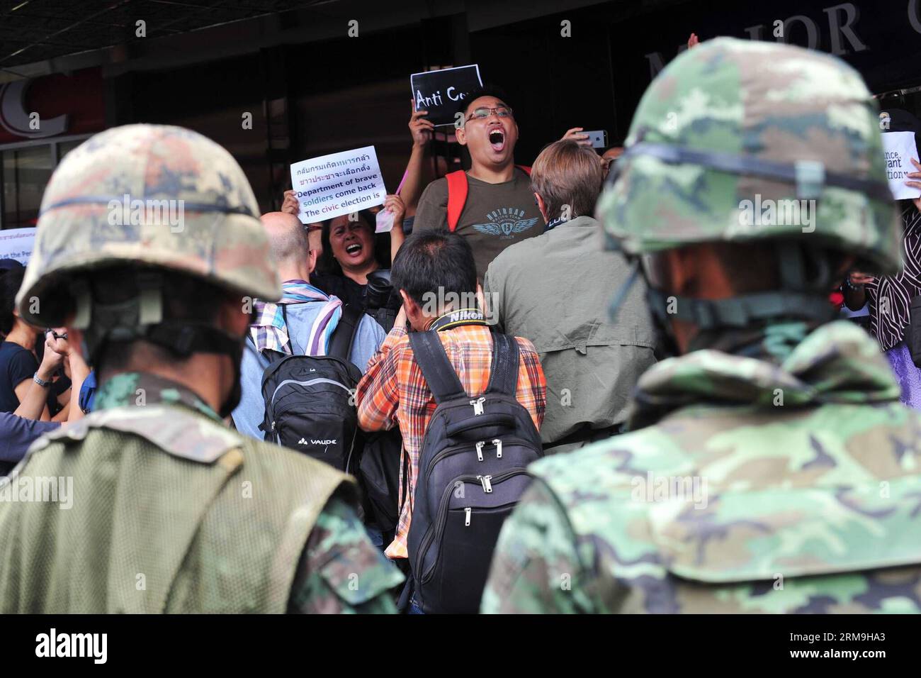 (140524) -- BANGKOK, 24 maggio 2014 (Xinhua) -- la gente partecipa a una protesta anti-colpo di stato davanti a un centro commerciale a Bangkok, Thailandia, 24 maggio 2014. Giovedì i militari thailandesi hanno organizzato un colpo di stato per rovesciare un governo e un parlamento eletti e abolire la costituzione dopo mesi di un conflitto politico irrisolto. (Xinhua/Rachen Sageamsak)(zhf) THAILANDIA-BANGKOK-PROTESTA-ANTI-COLPO DI STATO PUBLICATIONxNOTxINxCHN Bangkok 24 maggio 2014 le celebrità di XINHUA assistono alla protesta anti-colpo di stato di fronte a un centro commerciale di Bangkok 24 maggio 2014 i militari thailandesi hanno messo in scena giovedì un colpo di Stato Foto Stock