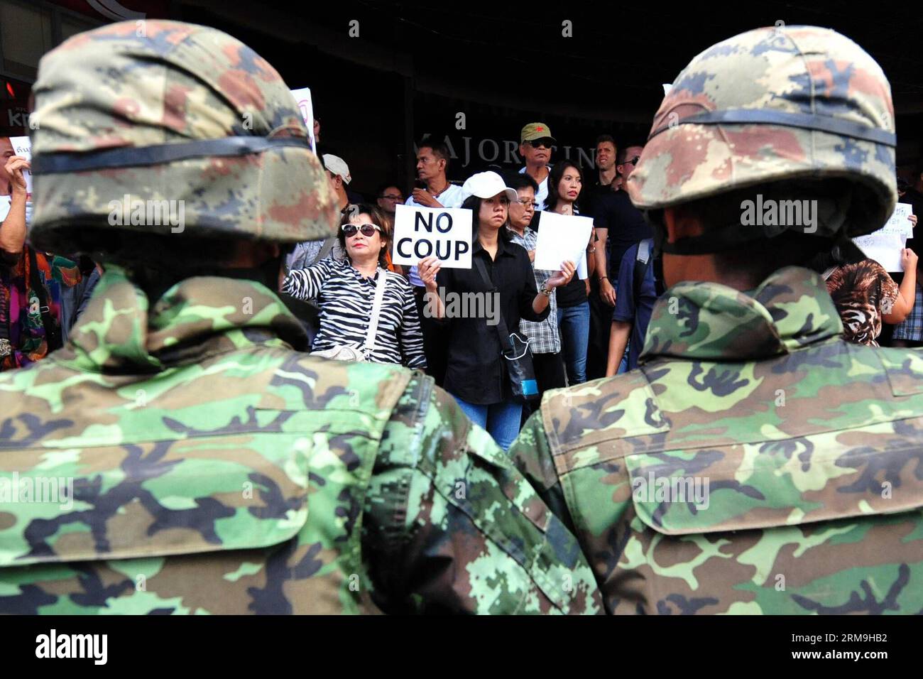 (140524) -- BANGKOK, 24 maggio 2014 (Xinhua) -- la gente partecipa a una protesta anti-colpo di stato davanti a un centro commerciale a Bangkok, Thailandia, 24 maggio 2014. Giovedì i militari thailandesi hanno organizzato un colpo di stato per rovesciare un governo e un parlamento eletti e abolire la costituzione dopo mesi di un conflitto politico irrisolto. (Xinhua/Rachen Sageamsak)(zhf) THAILANDIA-BANGKOK-PROTESTA-ANTI-COLPO DI STATO PUBLICATIONxNOTxINxCHN Bangkok 24 maggio 2014 le celebrità di XINHUA assistono alla protesta anti-colpo di stato di fronte a un centro commerciale di Bangkok 24 maggio 2014 i militari thailandesi hanno messo in scena giovedì un colpo di Stato Foto Stock