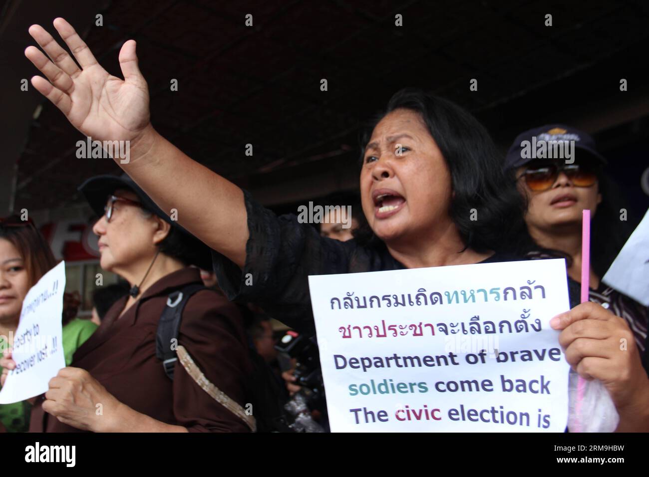 (140524) -- BANGKOK, 24 maggio 2014 (Xinhua) -- la gente partecipa a una protesta anti-colpo di stato a Bangkok, Thailandia, 24 maggio 2014. Giovedì i militari thailandesi hanno organizzato un colpo di stato per rovesciare un governo e un parlamento eletti e abolire la costituzione dopo mesi di un conflitto politico irrisolto. (Xinhua/li Yinze)(cy) THAILANDIA-BANGKOK-PROTESTA-ANTI-COLPO DI STATO PUBLICATIONxNOTxINxCHN Bangkok 24 maggio 2014 le celebrità di XINHUA partecipano alla protesta anti-colpo di stato a Bangkok il 24 maggio 2014 i militari thailandesi giovedì hanno messo in scena un colpo di stato per rovesciare il governo e il Parlamento eletti e abolire T. Foto Stock