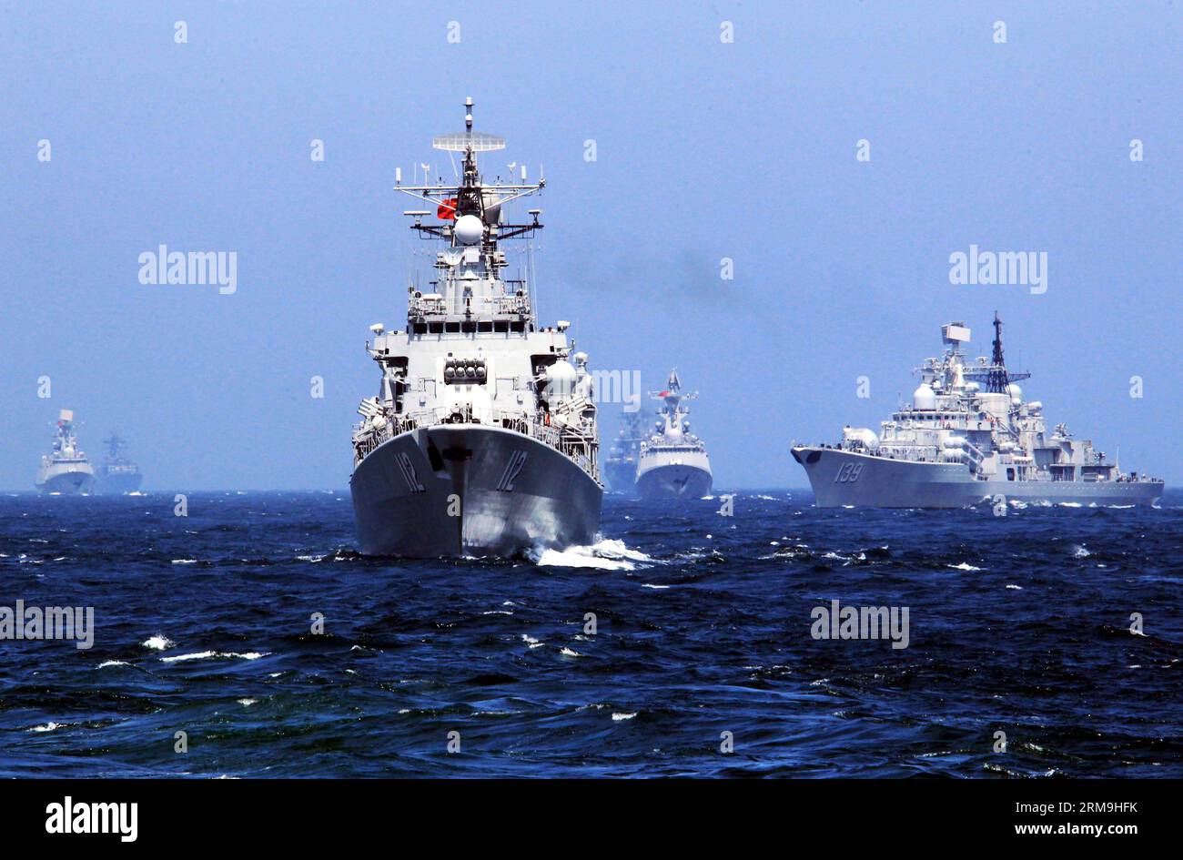 (140524) -- MARE DELLA CINA ORIENTALE, 24 maggio 2014 (Xinhua) -- navi cinesi e russe si riuniscono nella zona marittima designata durante l'esercitazione navale congiunta Cina-Russia sul Mar Cinese orientale, 24 maggio 2014. La trivellazione di tre giorni Joint Sea-2014 si è conclusa con successo sabato. Le marine cinesi e russe organizzarono esercitazioni, tra cui esercitazioni congiunte di scorta, esercitazioni congiunte di identificazione degli aerei e esercitazioni di difesa aerea e assalto marittimo. (Xinhua/Zha Chunming) (zgp) CINA-CINA ORIENTALE SEA-RUSSIA-JOINT NAVAL DRILLS (CN) PUBLICATIONxNOTxINxCHN East China Sea 24 maggio 2014 XINHUA navi cinesi e russe si riuniscono A Designa Foto Stock